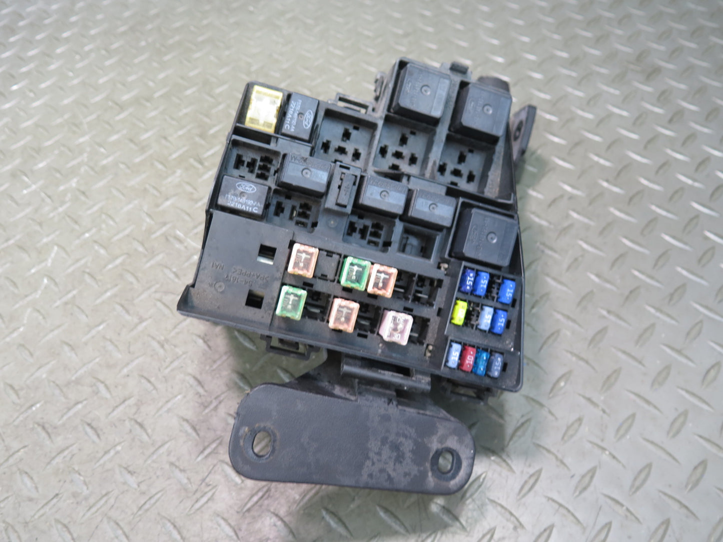 02-05 Ford Thunderbird Engine Bay Fuse Relay Box Module OEM