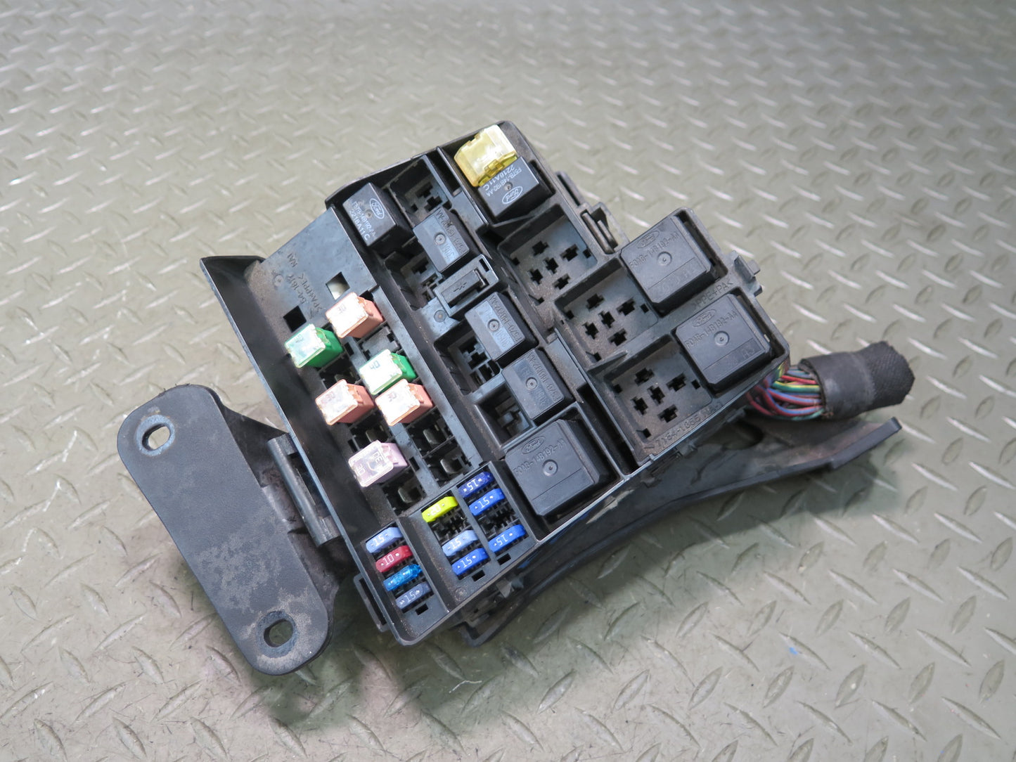 02-05 Ford Thunderbird Engine Bay Fuse Relay Box Module OEM