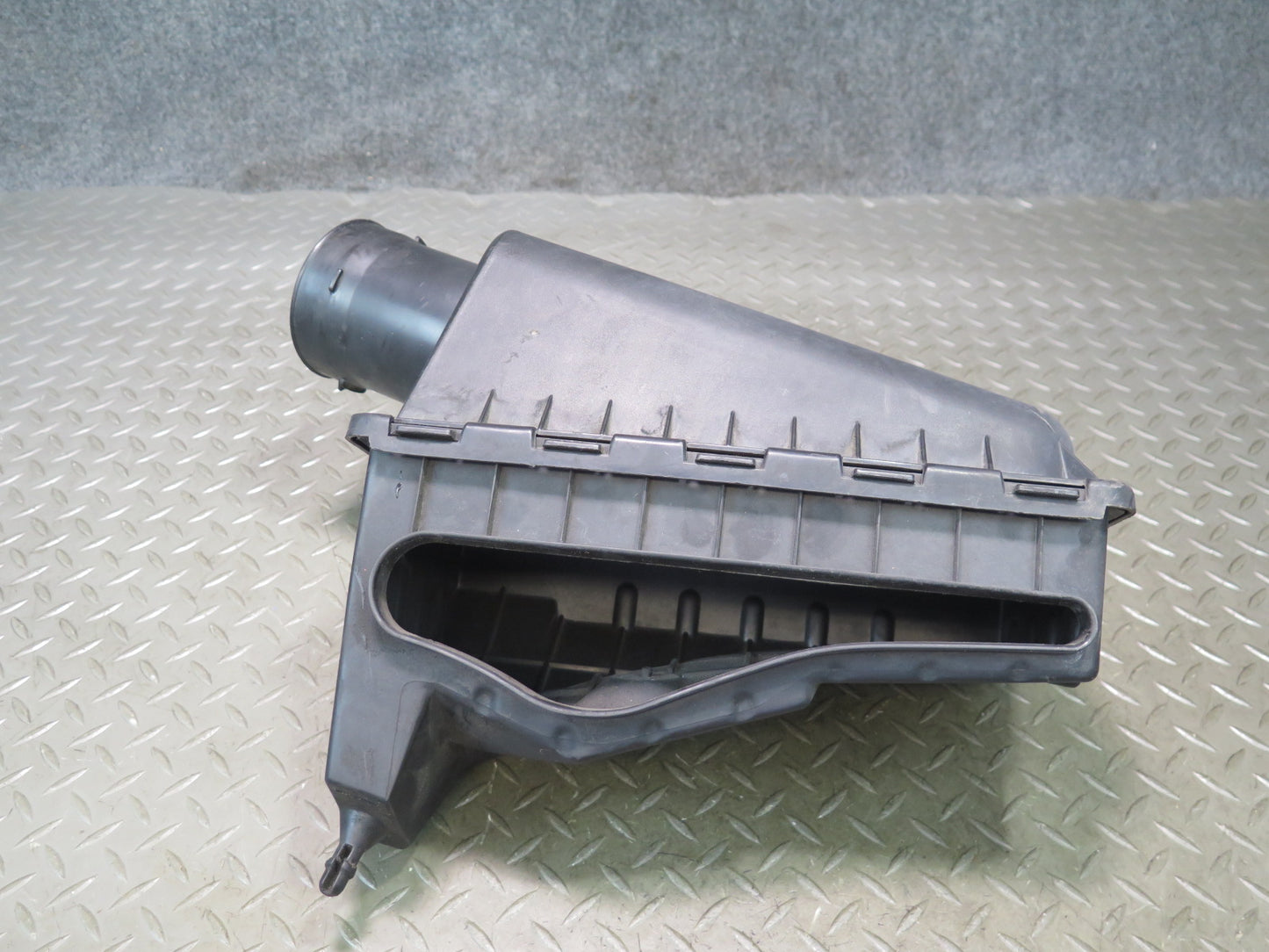 02-05 Ford Thunderbird Air Intake Cleaner Filter Box w MAF Sensor OEM
