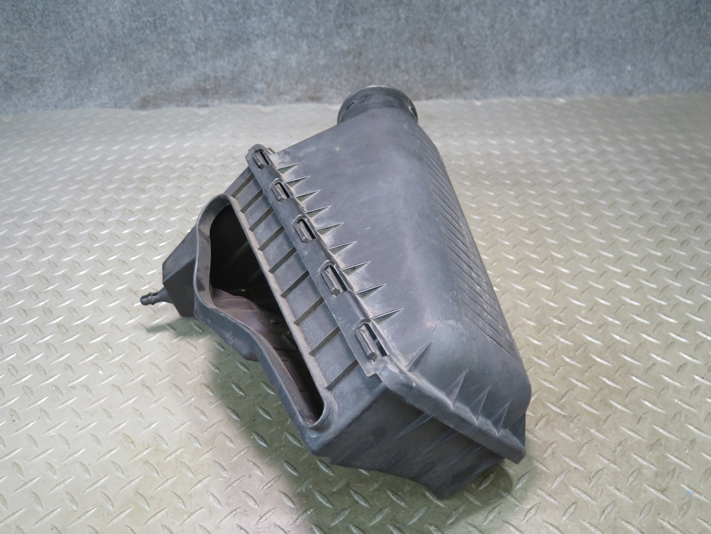 02-05 Ford Thunderbird Air Intake Cleaner Filter Box w MAF Sensor OEM