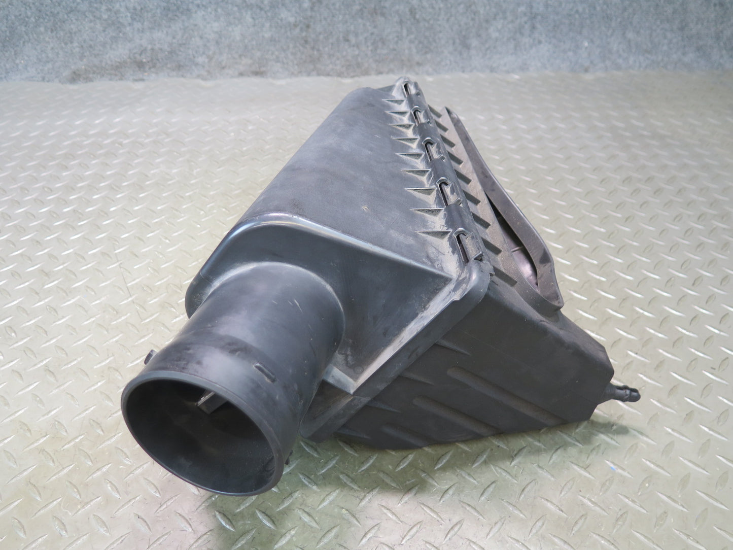 02-05 Ford Thunderbird Air Intake Cleaner Filter Box w MAF Sensor OEM