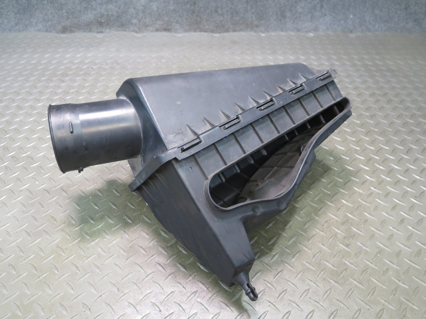 02-05 Ford Thunderbird Air Intake Cleaner Filter Box w MAF Sensor OEM