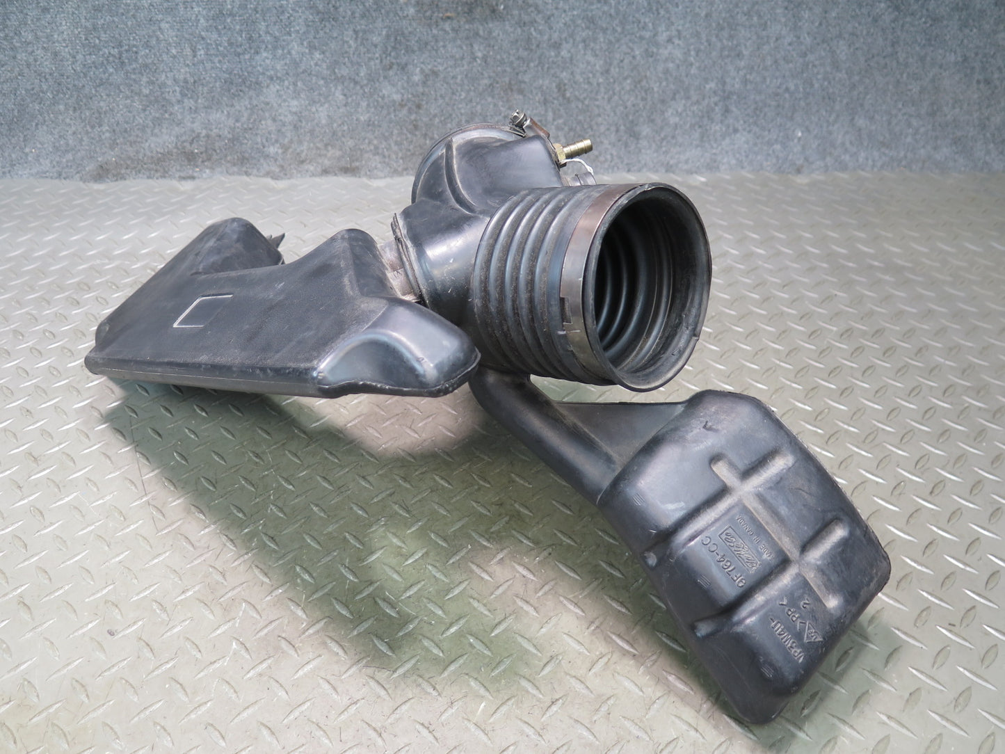 02-05 Ford Thunderbird Air Intake Cleaner Filter Box Resonator Duct Pipe OEM