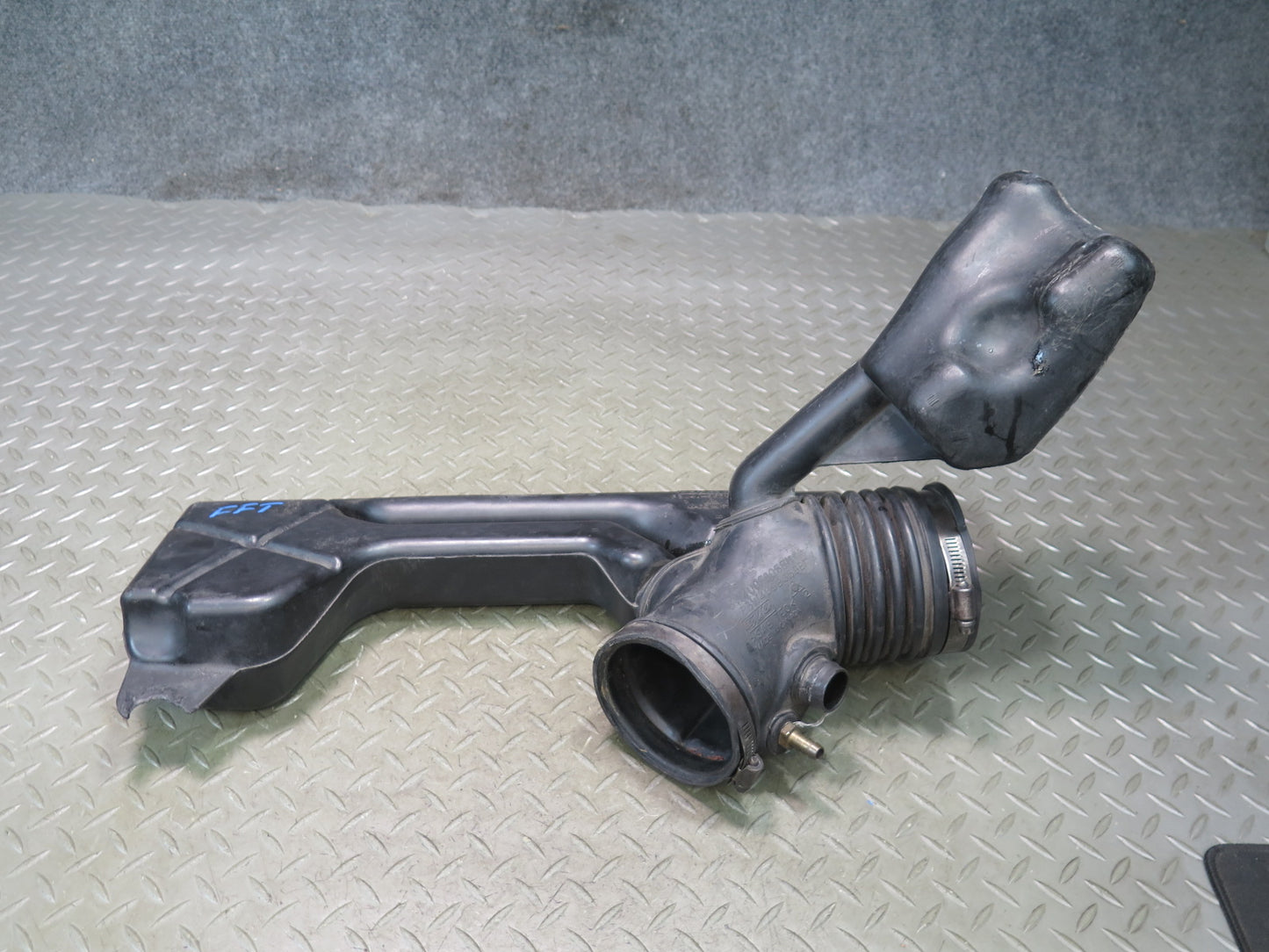 02-05 Ford Thunderbird Air Intake Cleaner Filter Box Resonator Duct Pipe OEM