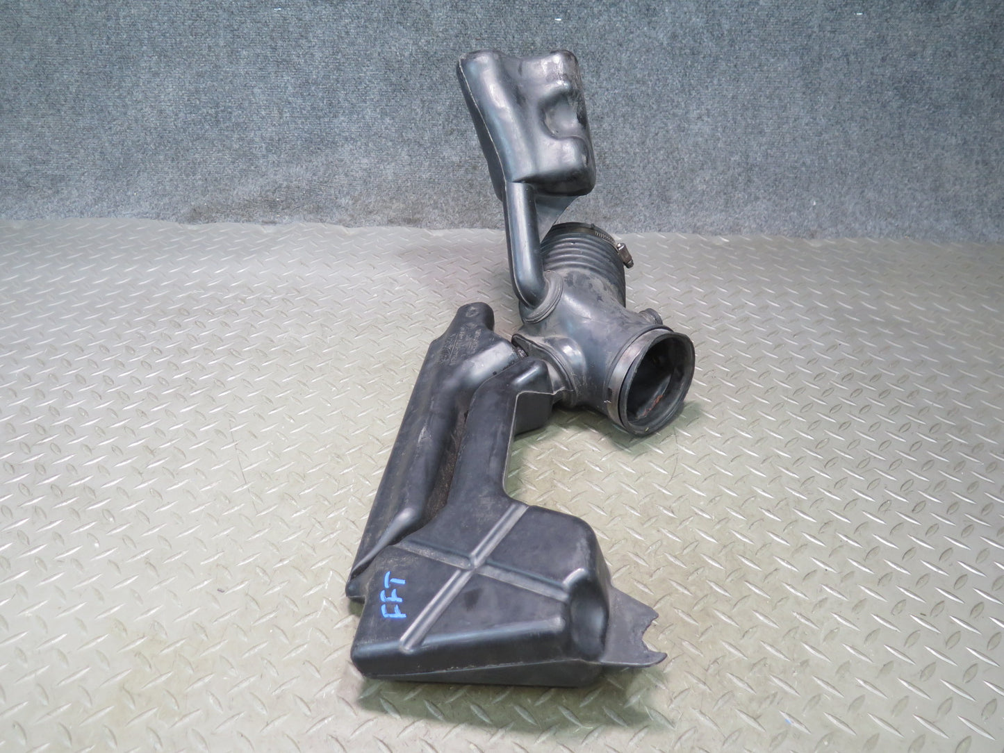 02-05 Ford Thunderbird Air Intake Cleaner Filter Box Resonator Duct Pipe OEM