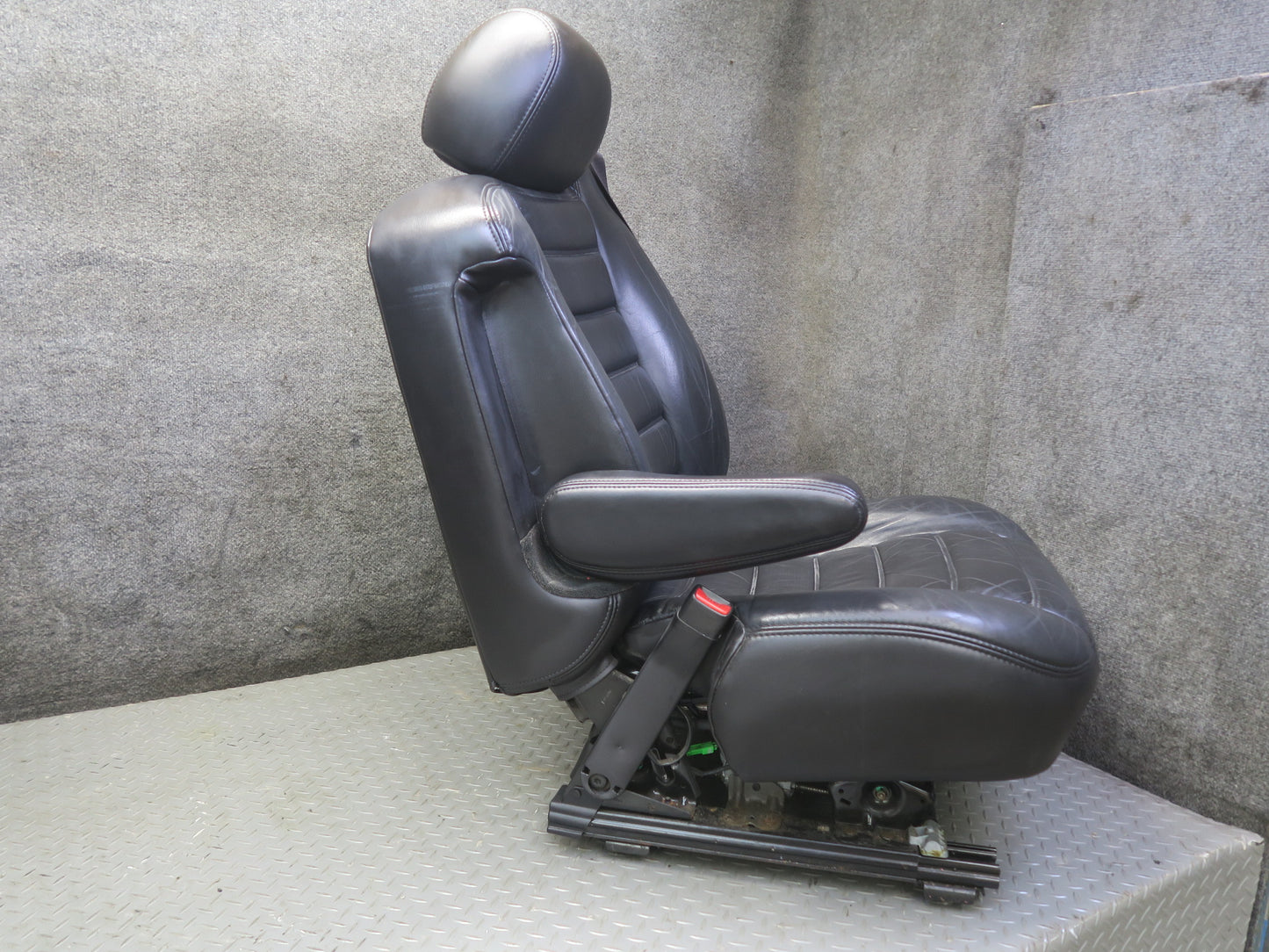 2005-2007 Hummer H2 Front Left & Right Leather Seat Black Set of 2