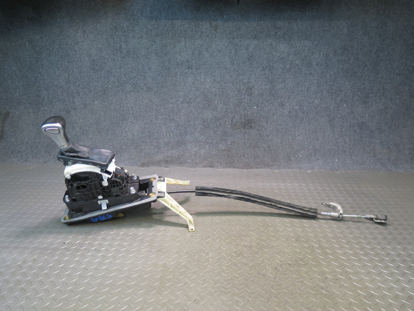 11-15 Audi 4L Q7 3.0L Automatic Transmission Gear Shifter w Knob Assembly OEM