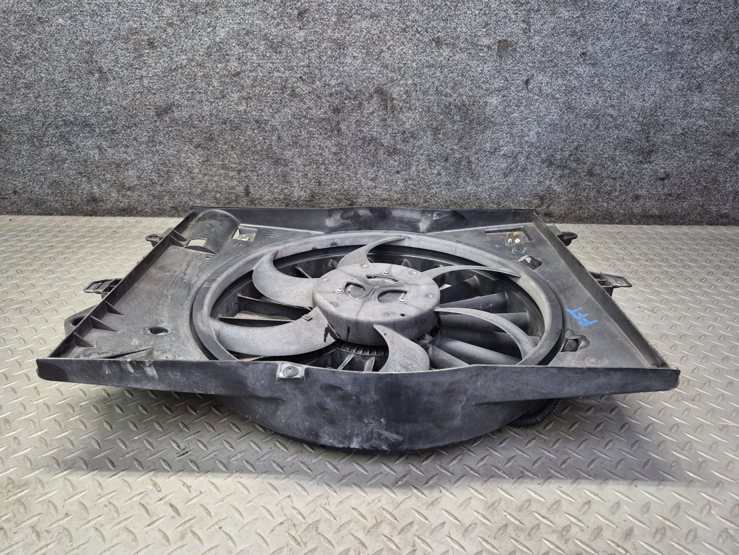03-04 Ford Thunderbird Engine Cooling Radiator Fan Motor w Shroud Assy OEM