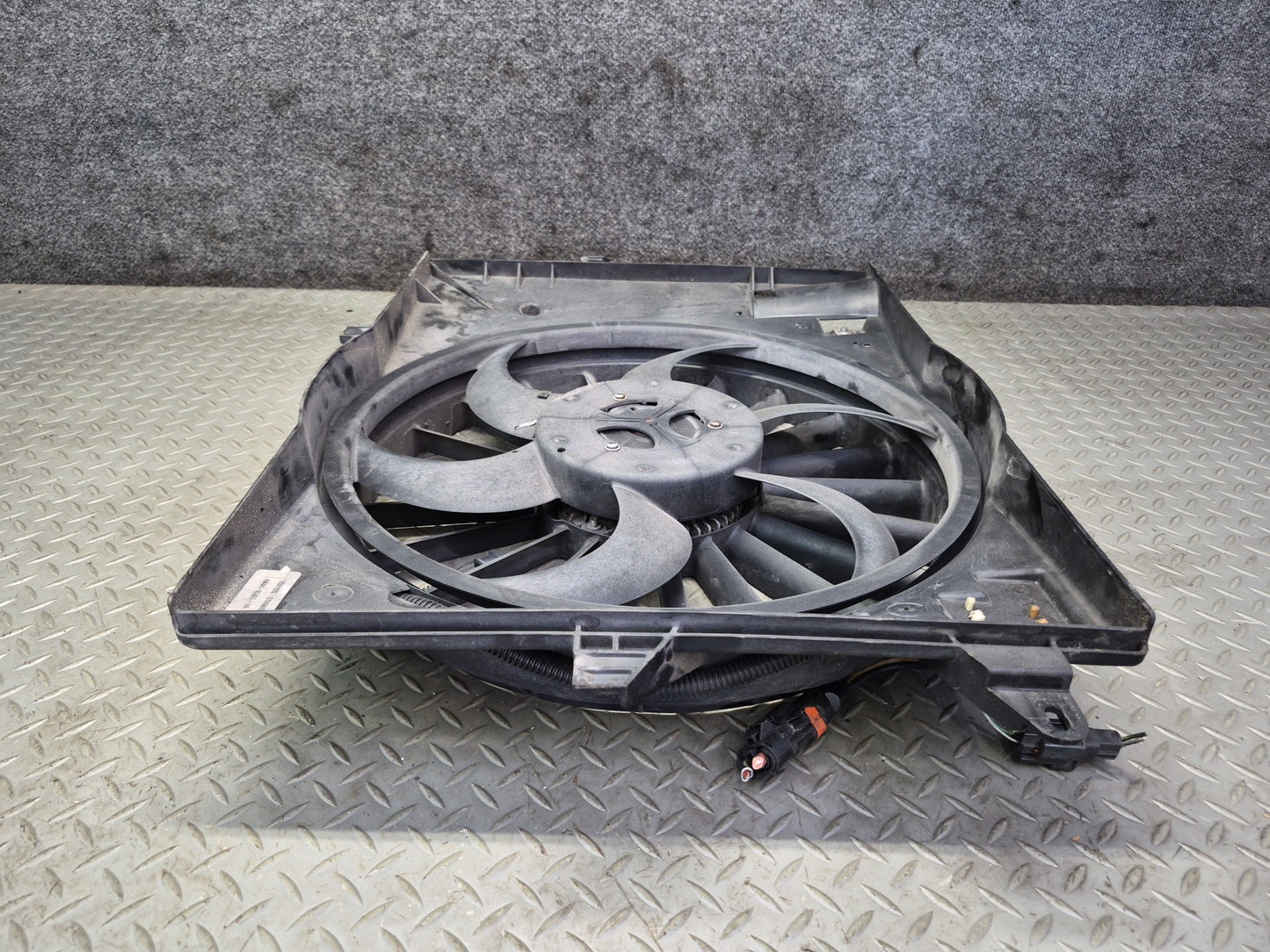 03-04 Ford Thunderbird Engine Cooling Radiator Fan Motor w Shroud Assy OEM