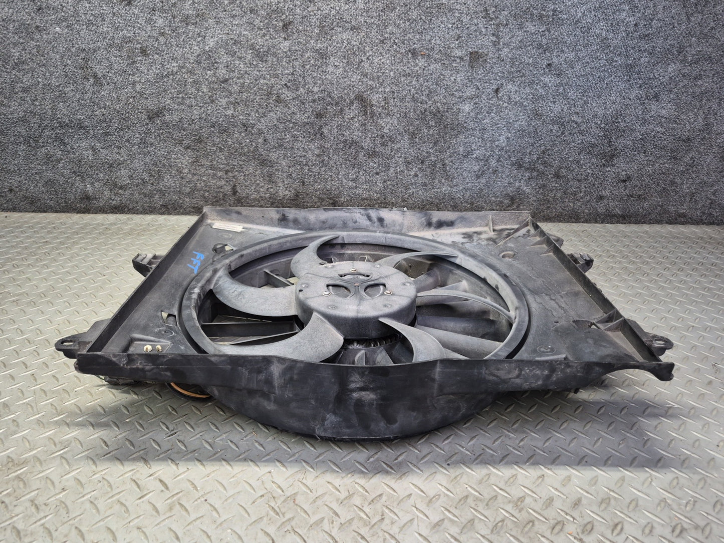 03-04 Ford Thunderbird Engine Cooling Radiator Fan Motor w Shroud Assy OEM