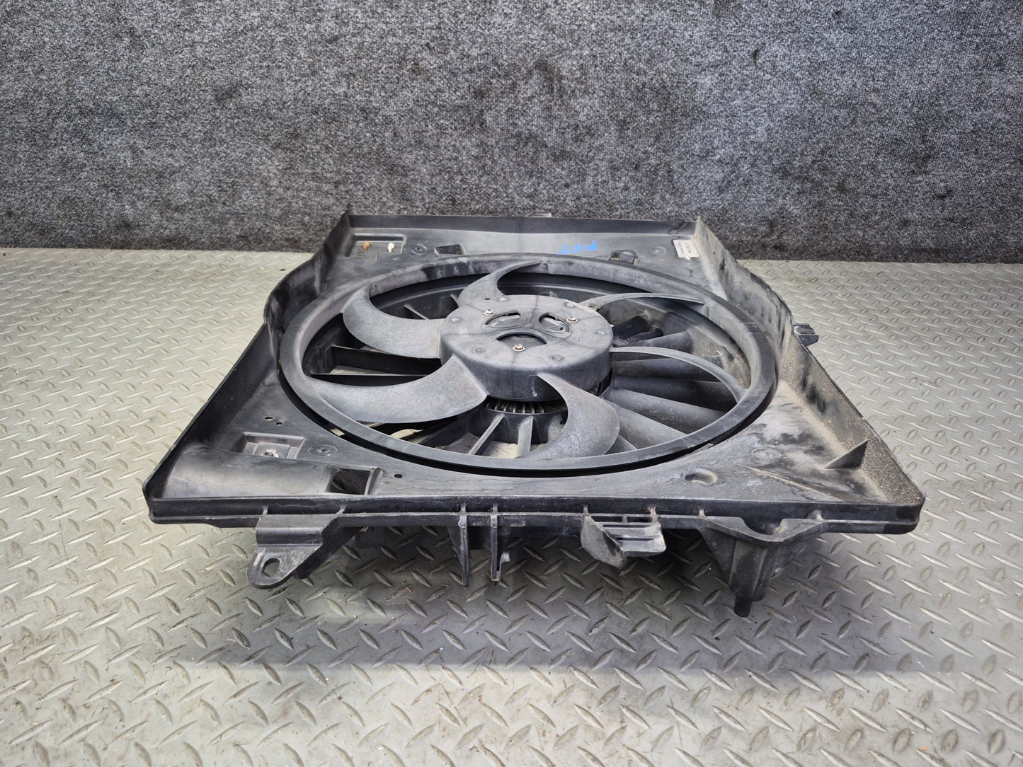03-04 Ford Thunderbird Engine Cooling Radiator Fan Motor w Shroud Assy OEM