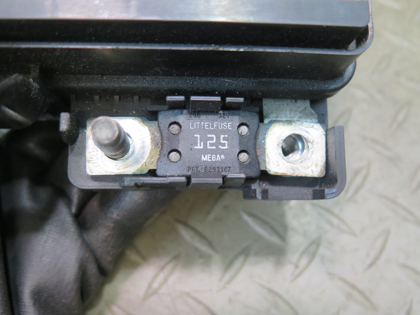 2004 Chevrolet SSR 5.3L Engine Fuse Box 15106508 OEM