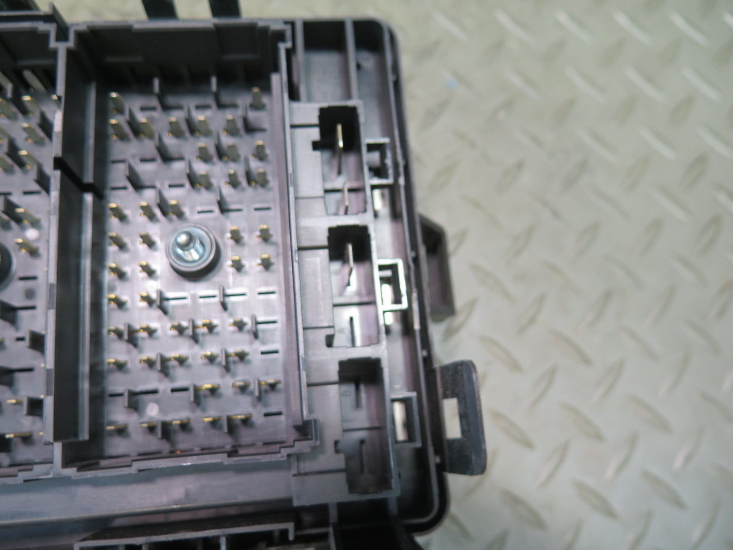 2004 Chevrolet SSR 5.3L Engine Fuse Box 15106508 OEM