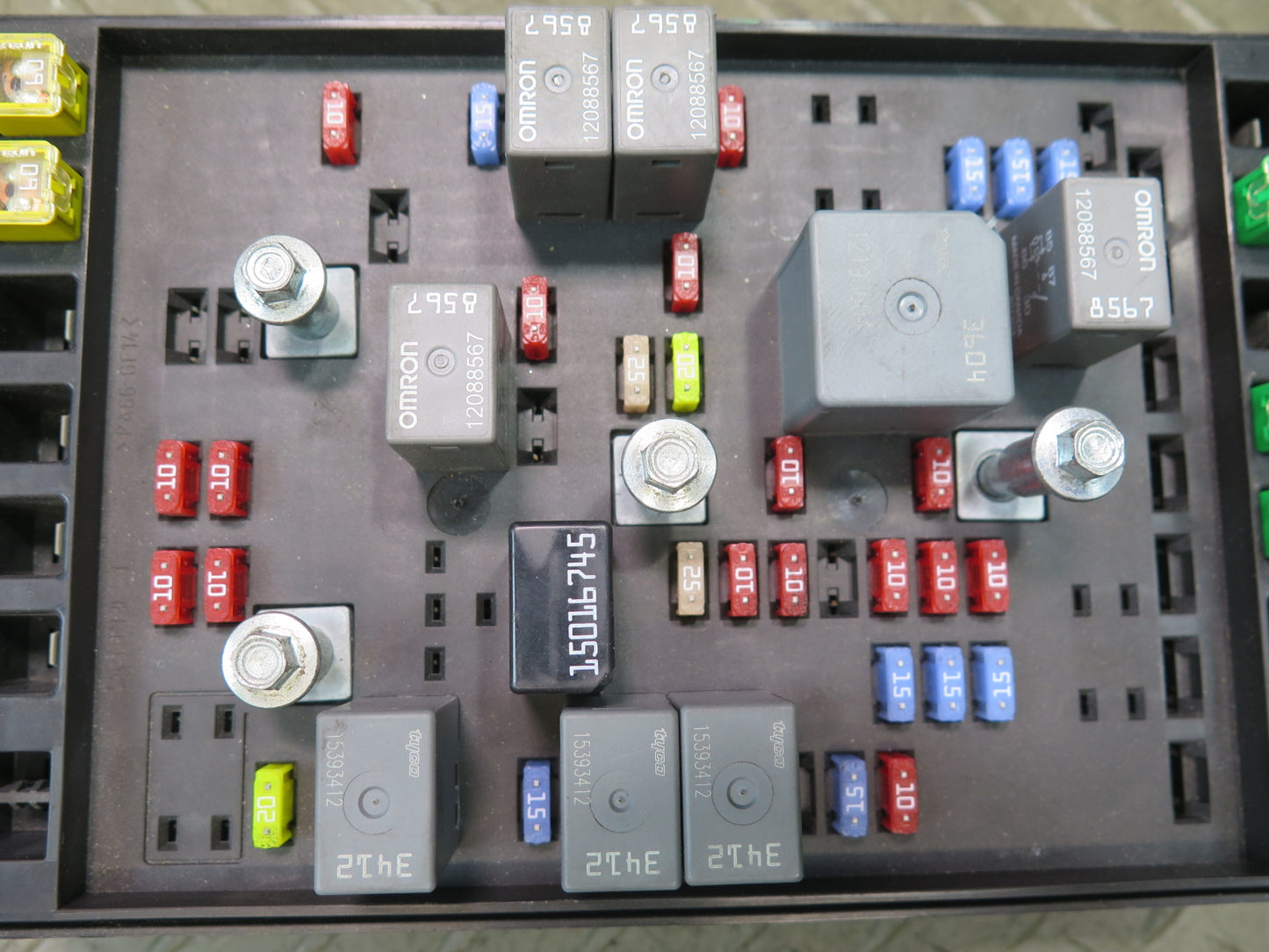 2004 Chevrolet SSR 5.3L Engine Fuse Box 15106508 OEM