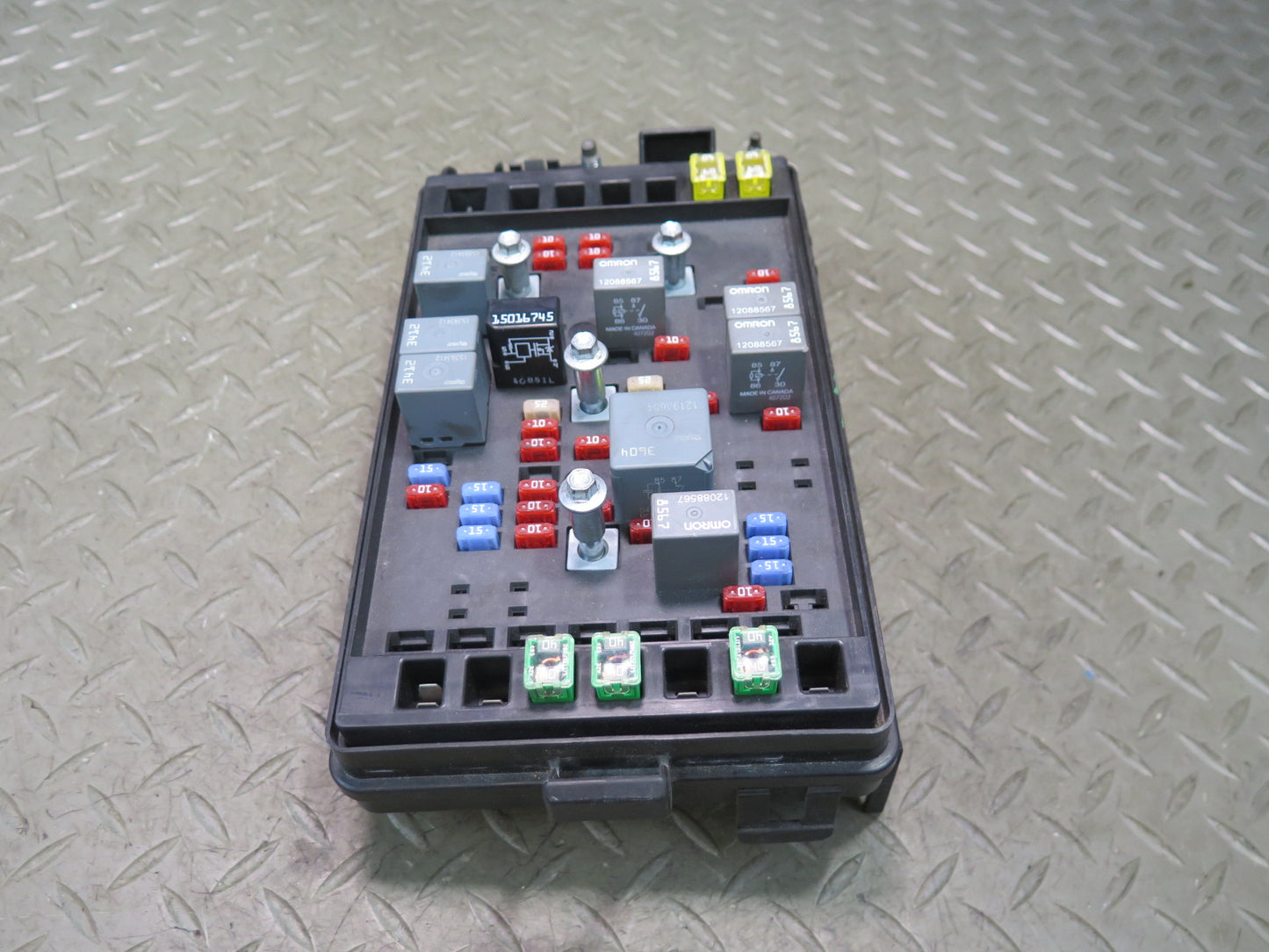 2004 Chevrolet SSR 5.3L Engine Fuse Box 15106508 OEM
