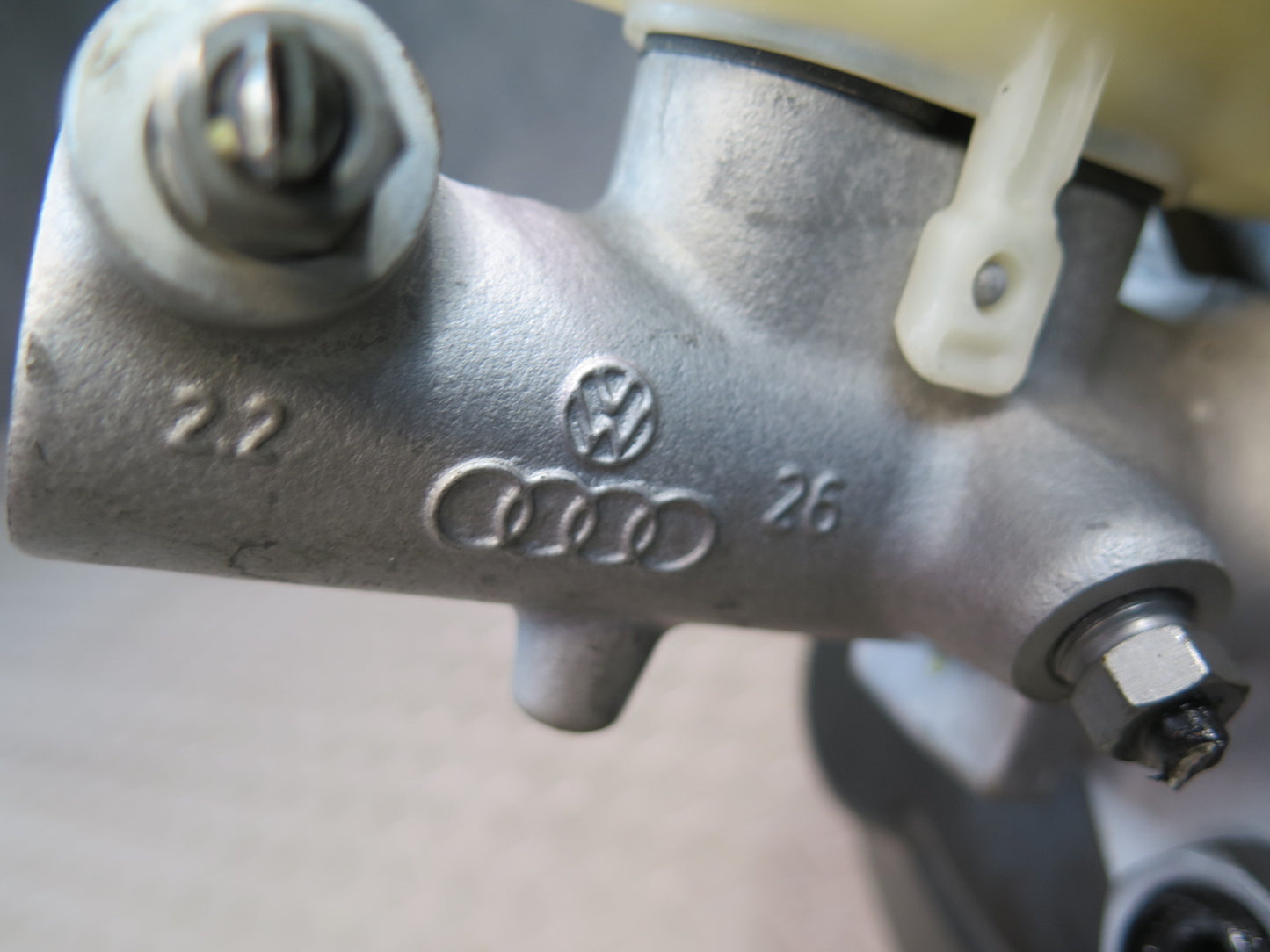 11-15 Audi 4L Q7 3.0L AWD Brake Master Cylinder Booster Fluid Reservoir OEM