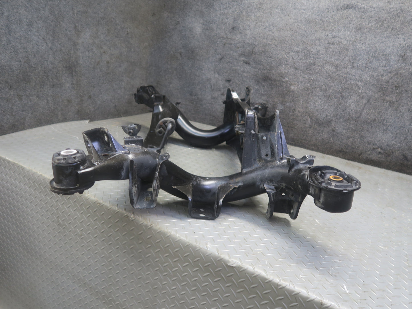 99-01 Toyota Crown JZS175 Rear Suspension Subframe Crossmember Cradle 51K OEM