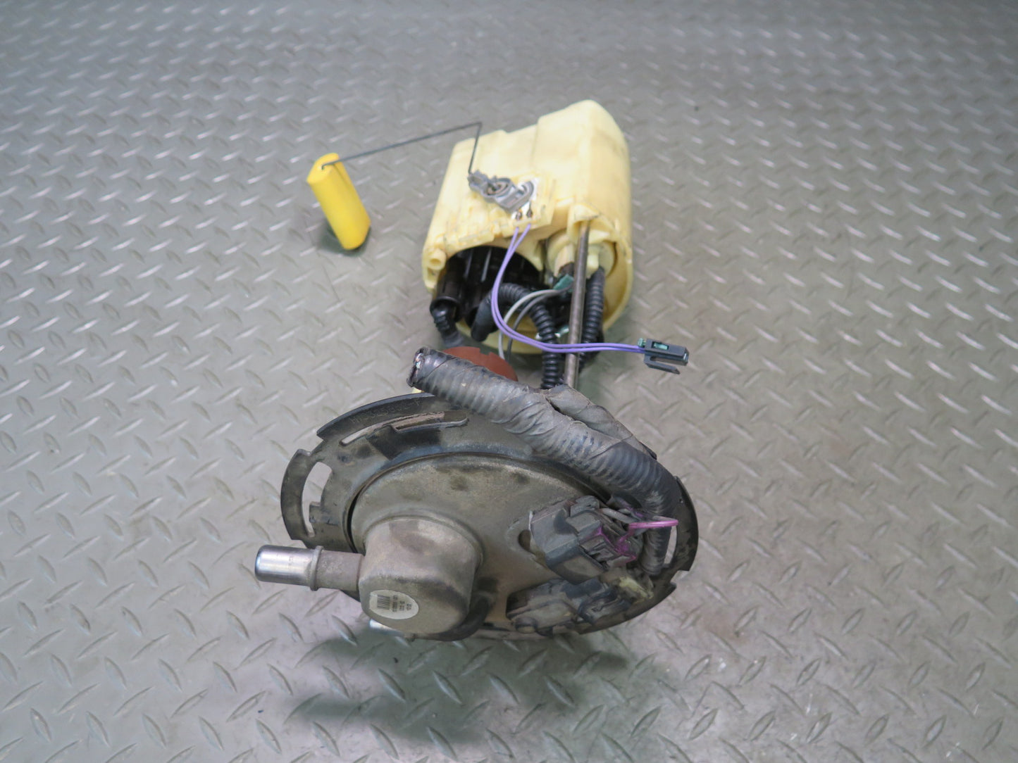 2005-2007 Hummer H2 Fuel Pump Level Sensor Assembly 15138556