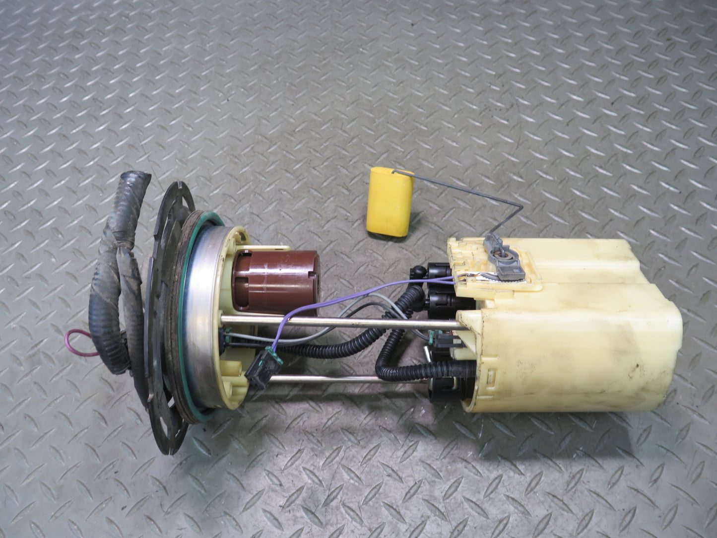 2005-2007 Hummer H2 Fuel Pump Level Sensor Assembly 15138556