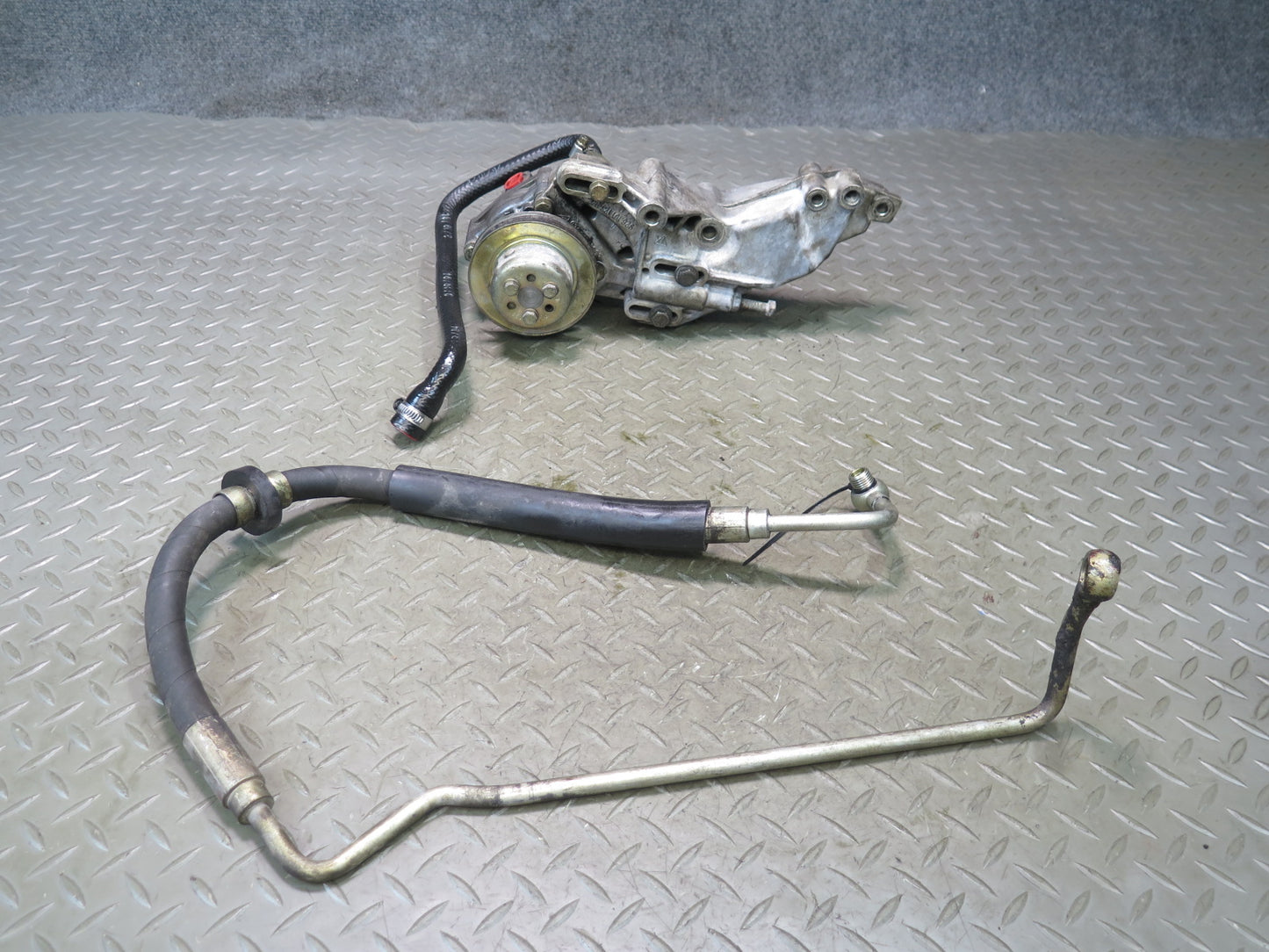 1985-1986 Porsche 928 S 5.0L V8 Engine Power Steering Pump W/ Line Set
