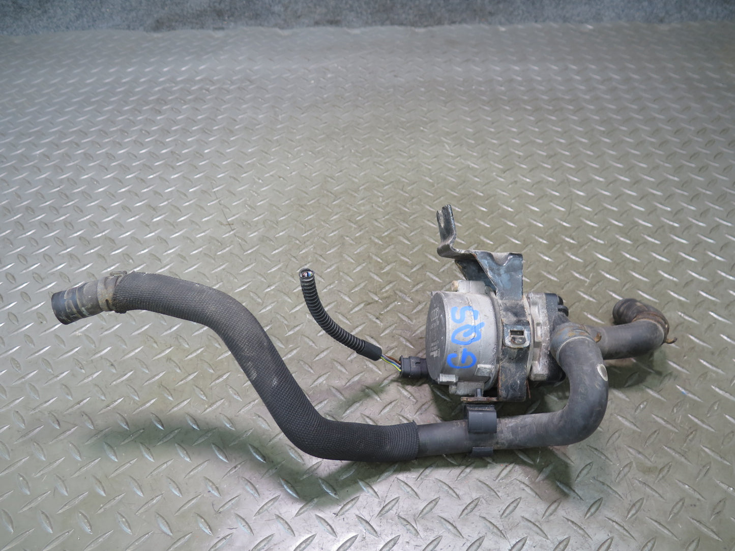 11-15 Audi Q7 4L 3.0L Ctwb Auxiliary Water Pump w Hose 8K0965567 OEM