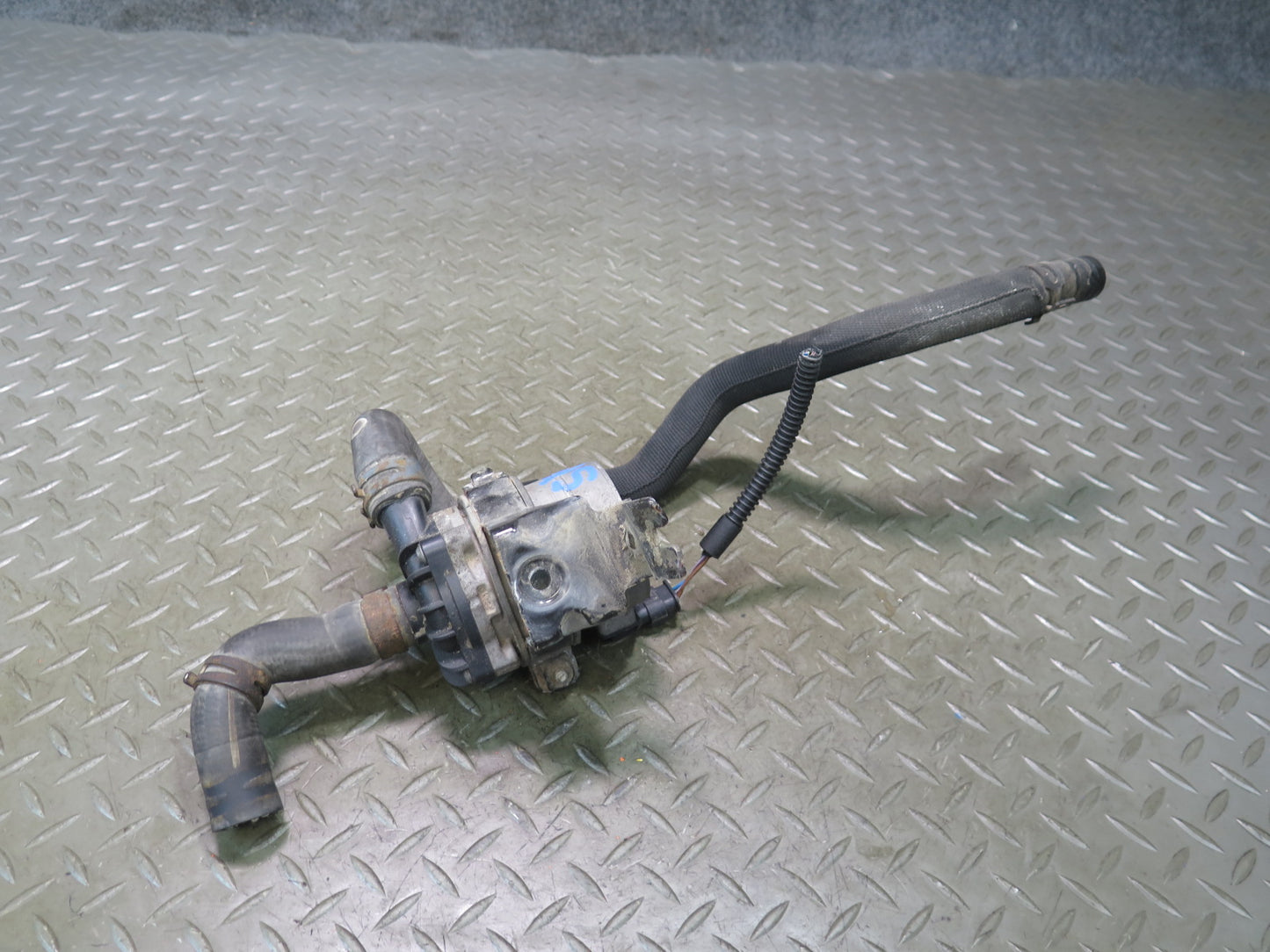 11-15 Audi Q7 4L 3.0L Ctwb Auxiliary Water Pump w Hose 8K0965567 OEM