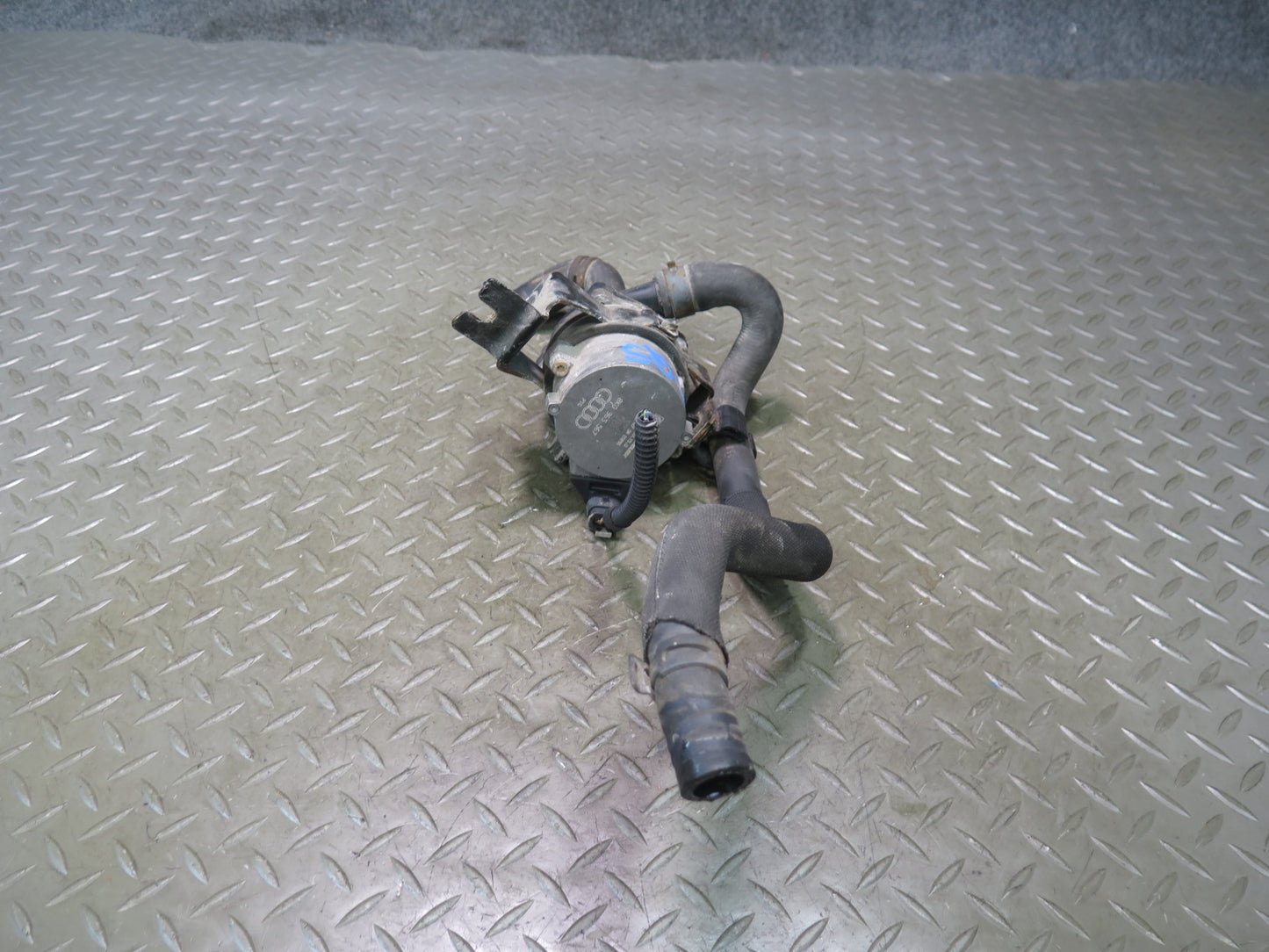 11-15 Audi Q7 4L 3.0L Ctwb Auxiliary Water Pump w Hose 8K0965567 OEM