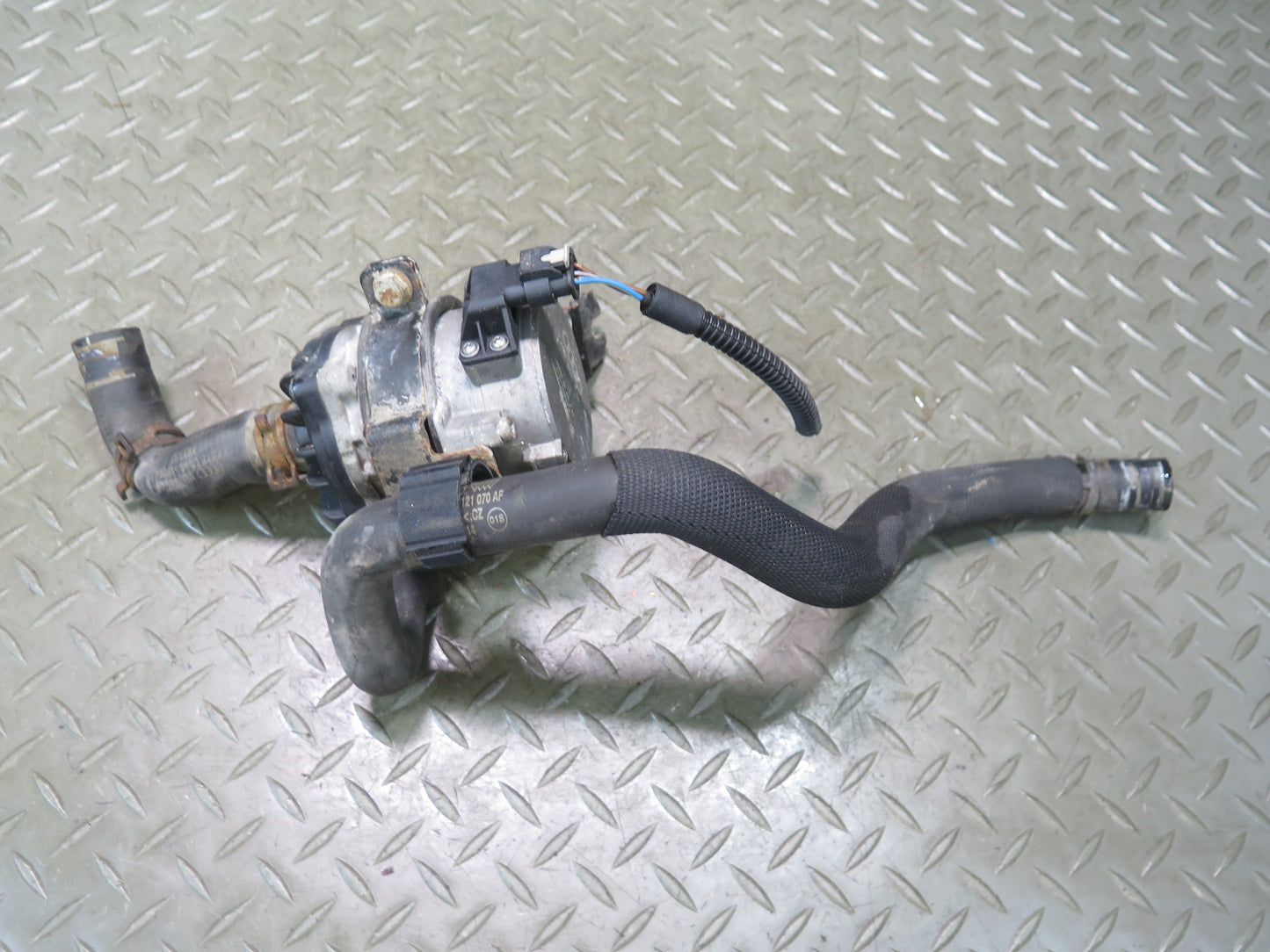 11-15 Audi Q7 4L 3.0L Ctwb Auxiliary Water Pump w Hose 8K0965567 OEM