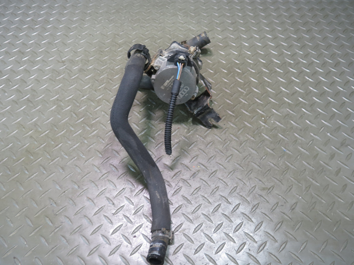 11-15 Audi Q7 4L 3.0L Ctwb Auxiliary Water Pump w Hose 8K0965567 OEM