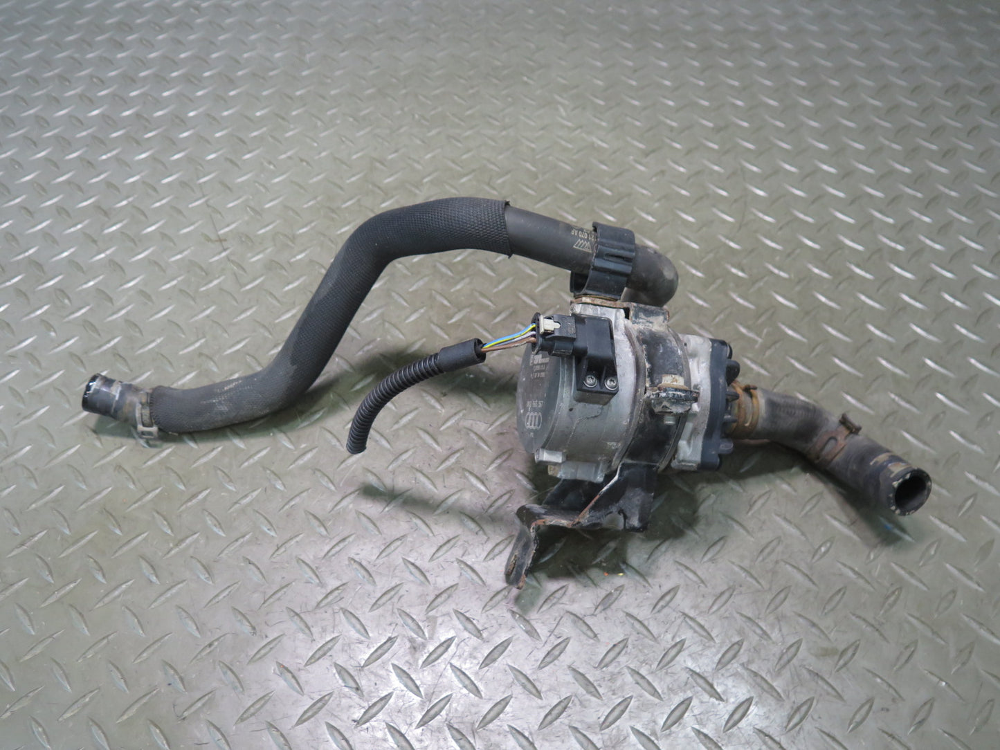 11-15 Audi Q7 4L 3.0L Ctwb Auxiliary Water Pump w Hose 8K0965567 OEM