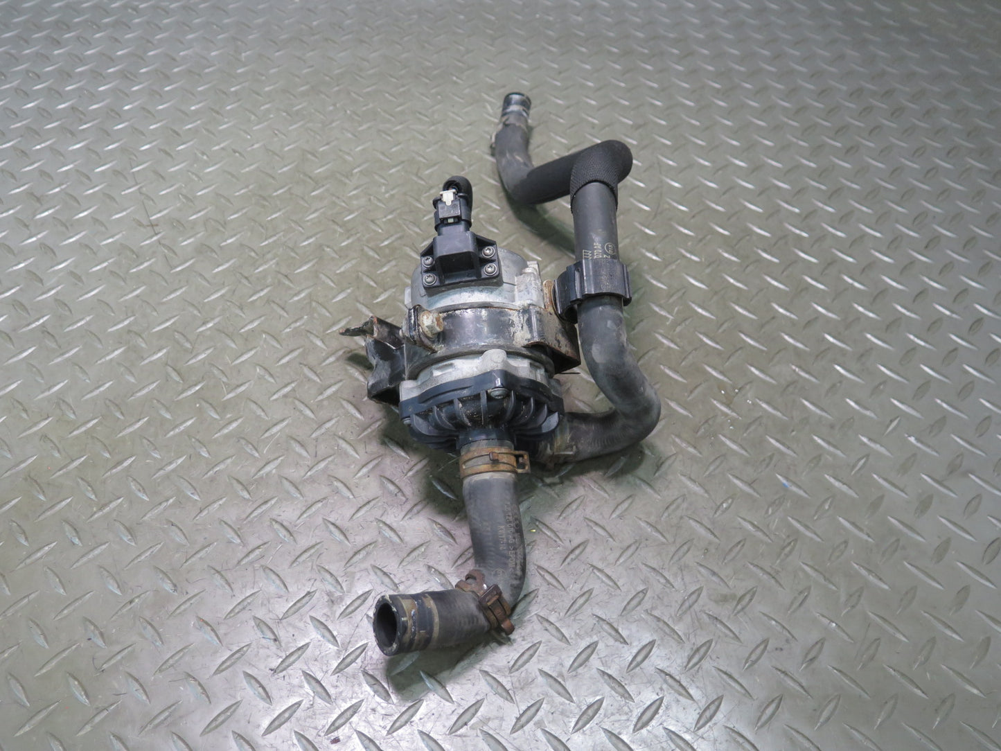 11-15 Audi Q7 4L 3.0L Ctwb Auxiliary Water Pump w Hose 8K0965567 OEM