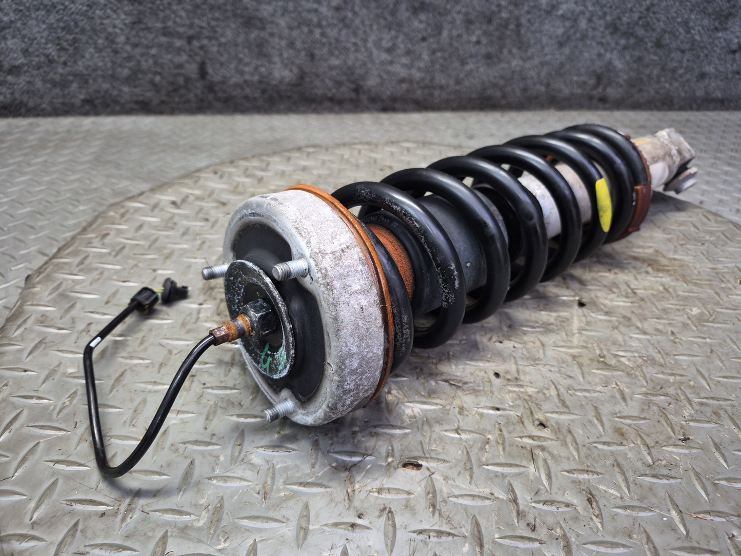 2007-2010 BMW E64 M6 Convertible Rear Left & Right Strut Shock Absorber Set of 2