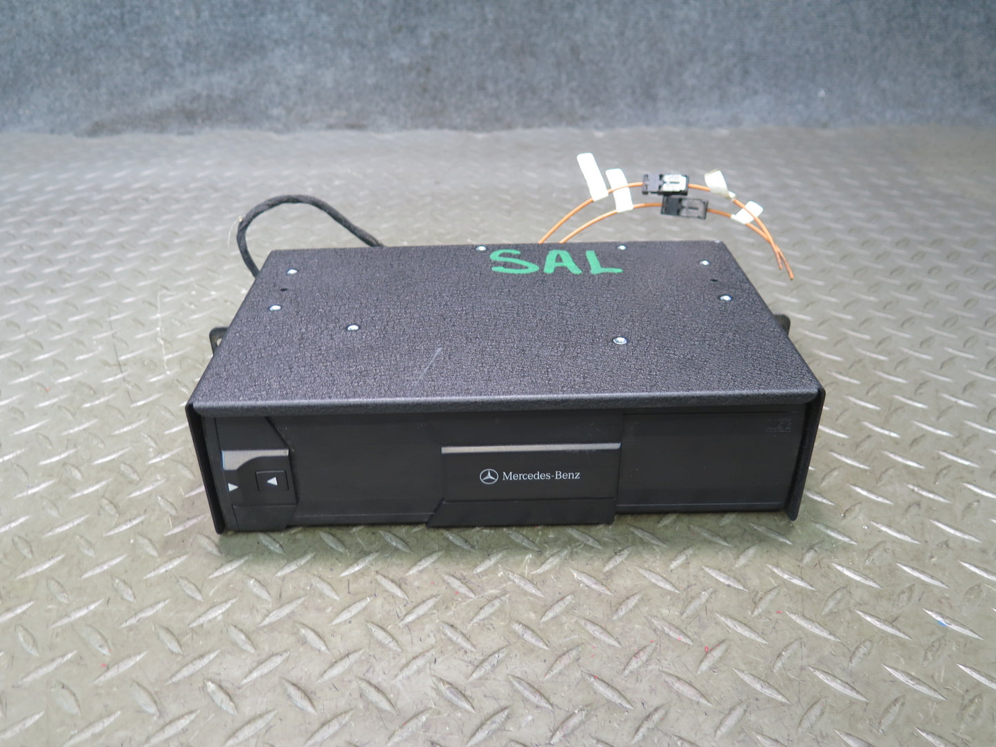 94-02 Mercedes R129 SL CD Changer Player w Magazine 0028207989 OEM