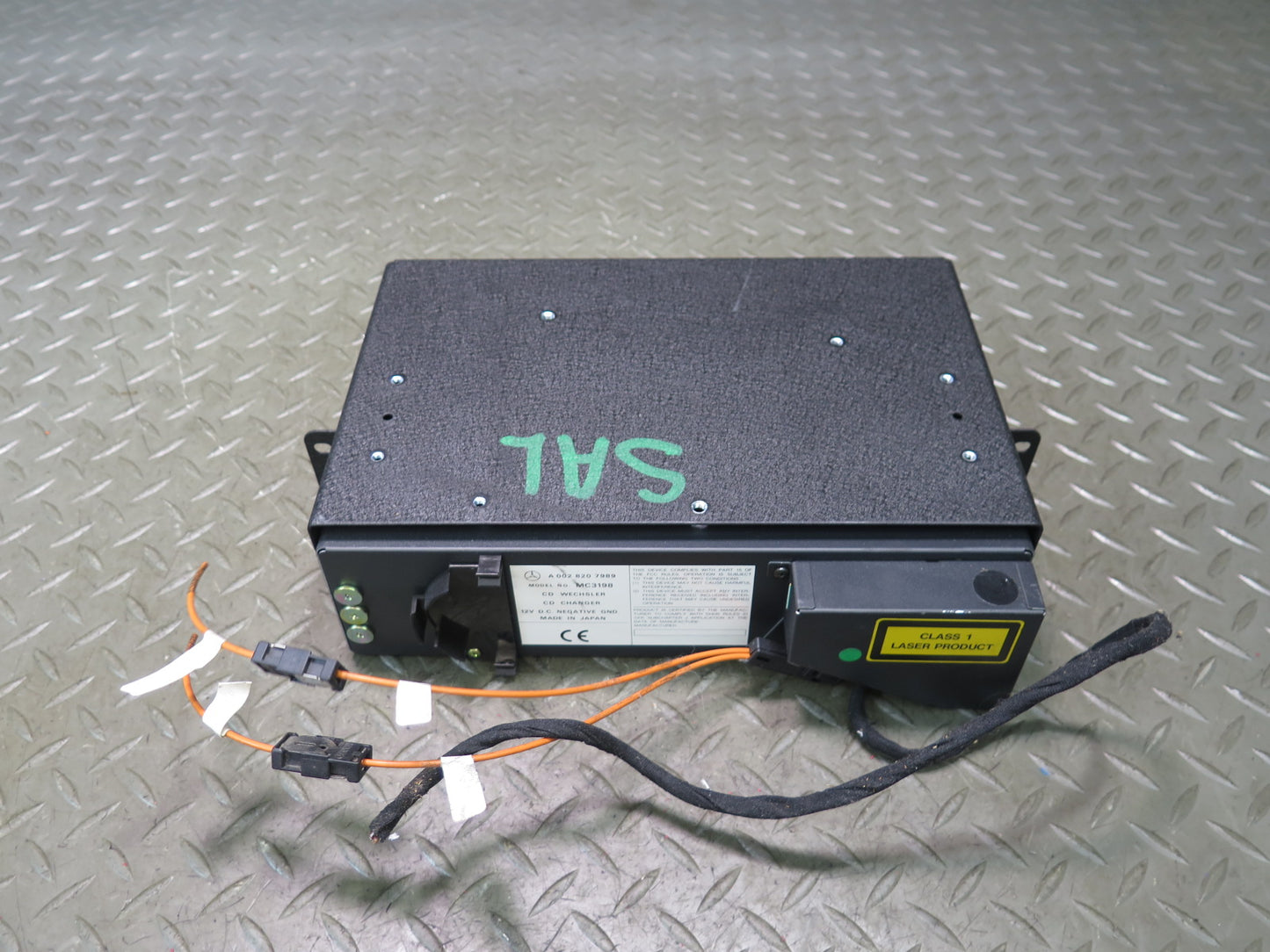 94-02 Mercedes R129 SL CD Changer Player w Magazine 0028207989 OEM