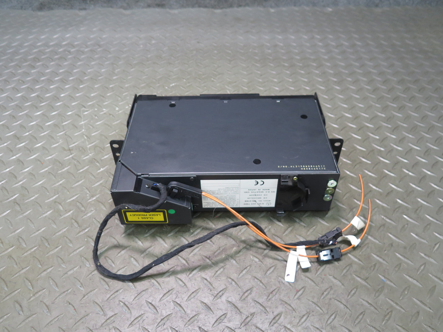 94-02 Mercedes R129 SL CD Changer Player w Magazine 0028207989 OEM