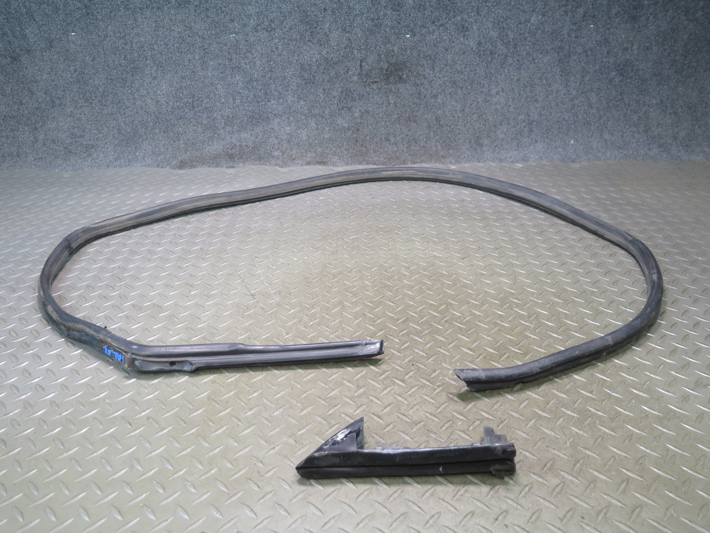 94-02 Mercedes R129 SL500 Left Door Window Weatherstrip Rubber Seal Set OEM