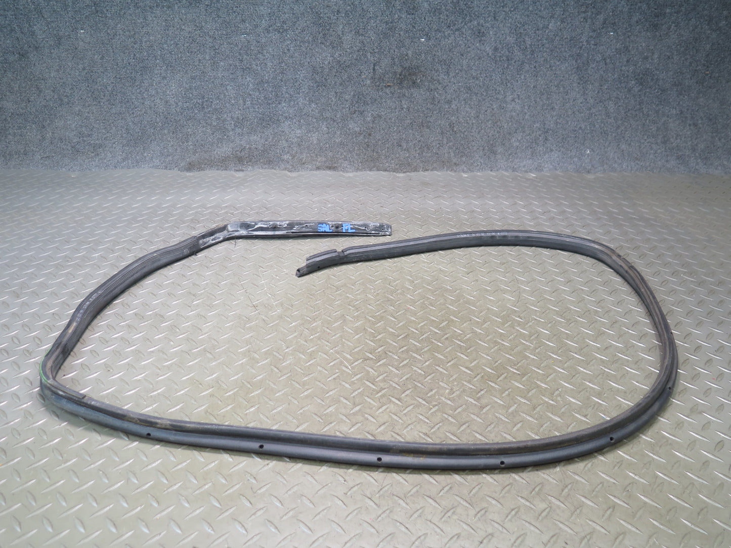 94-02 Mercedes R129 SL500 Left Door Window Weatherstrip Rubber Seal Set OEM