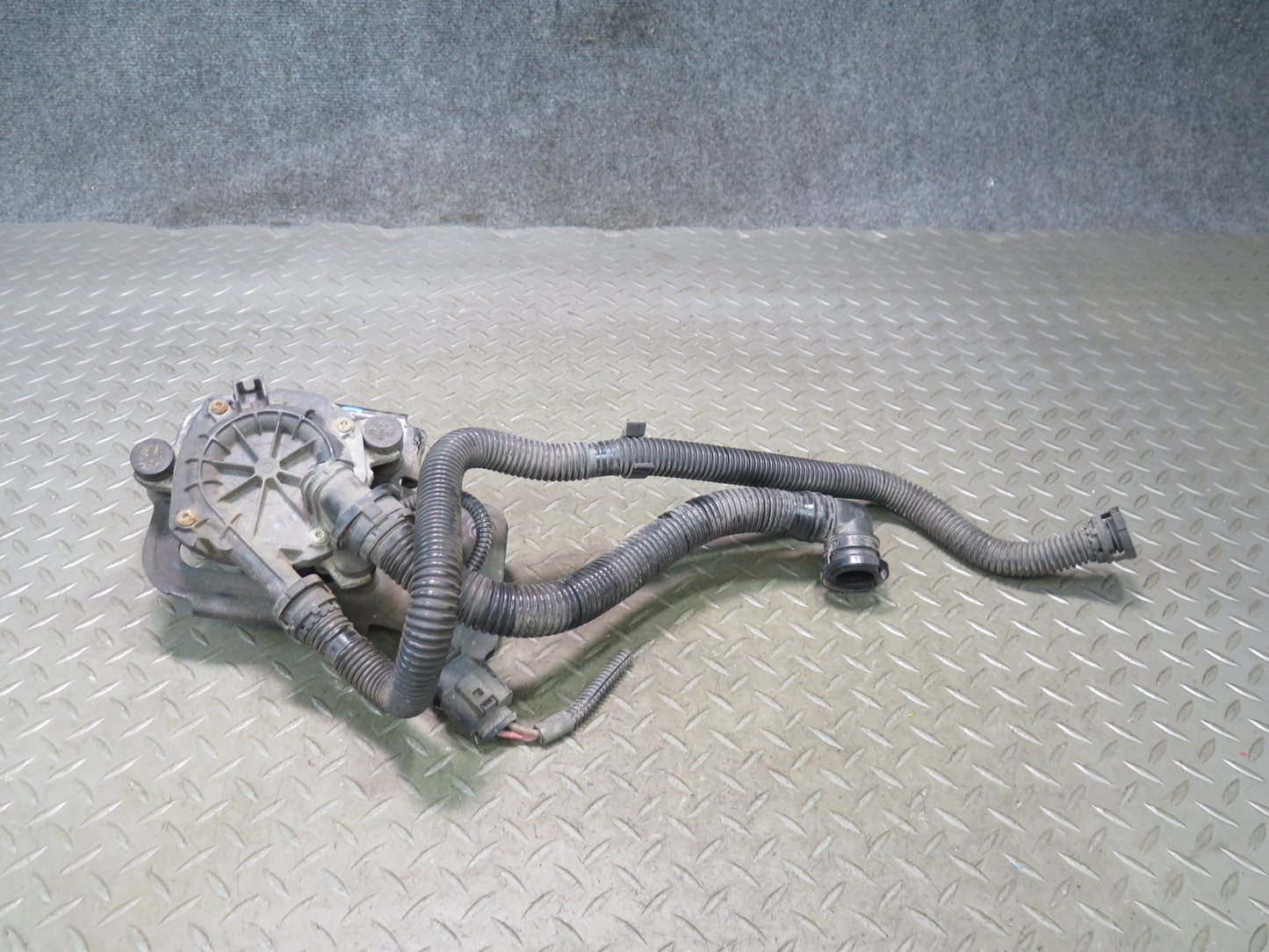 11-15 Audi 4L Q7 3.0L Ctwb Secondary Air Injection Pump w Hose & Bracket OEM