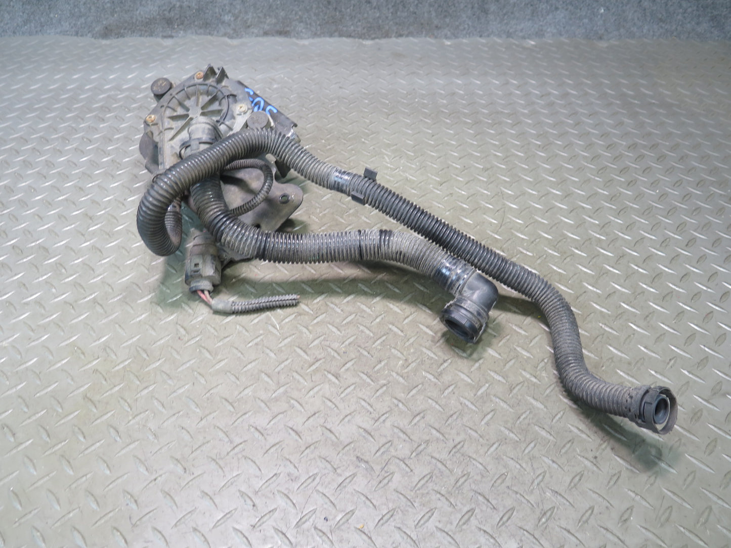 11-15 Audi 4L Q7 3.0L Ctwb Secondary Air Injection Pump w Hose & Bracket OEM