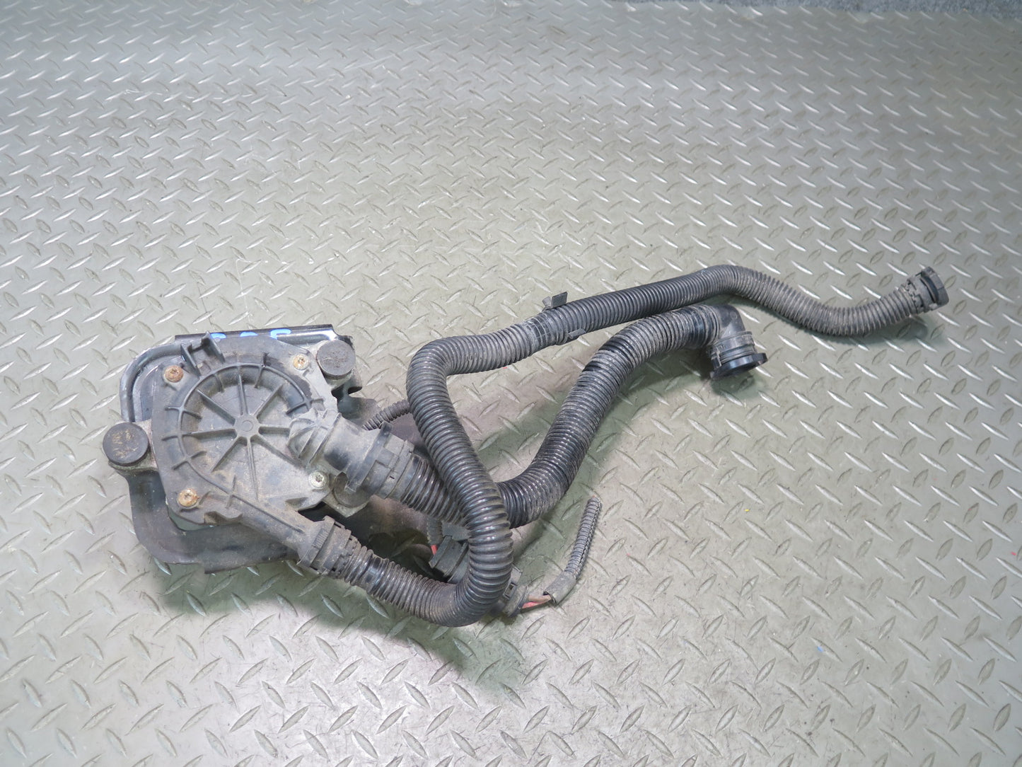11-15 Audi 4L Q7 3.0L Ctwb Secondary Air Injection Pump w Hose & Bracket OEM