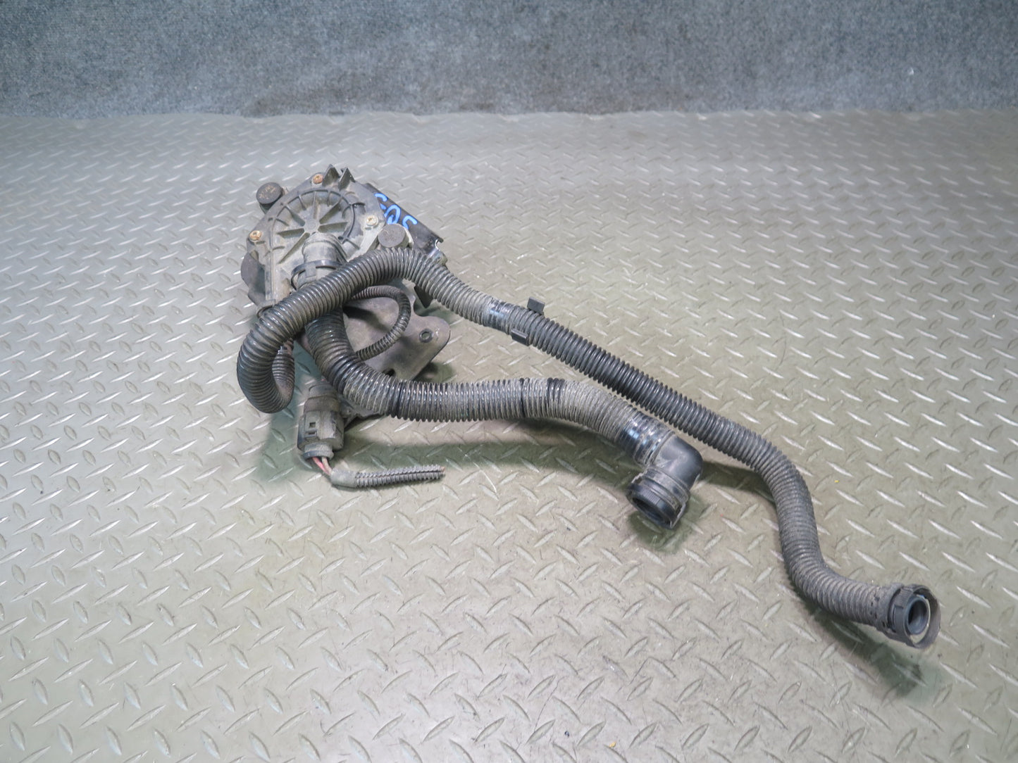 11-15 Audi 4L Q7 3.0L Ctwb Secondary Air Injection Pump w Hose & Bracket OEM