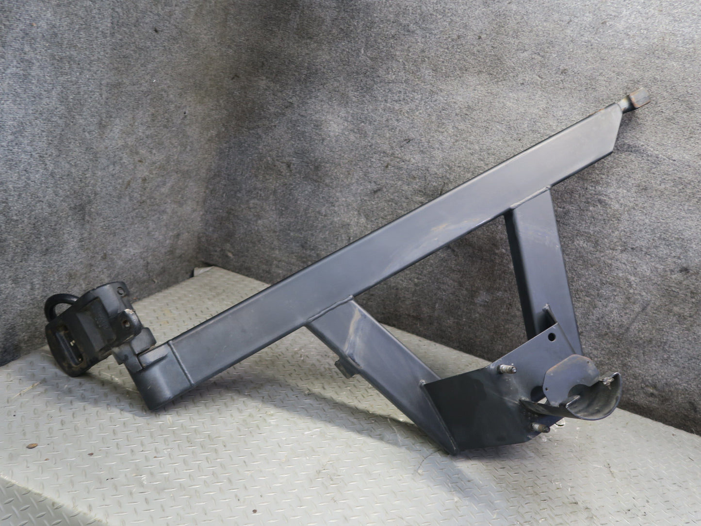 2003-2009 Hummer H2 Rear Spare Tire Holder Bracket Carrier w Hinge