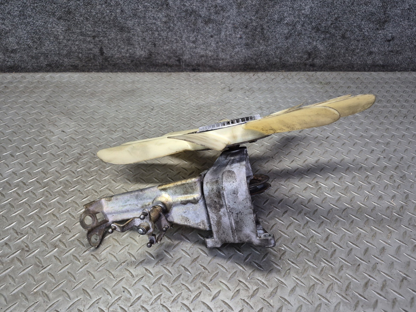 1985-1986 Porsche 928 S 5.0L V8 Engine Motor Radiator Fan Clutch Assembly