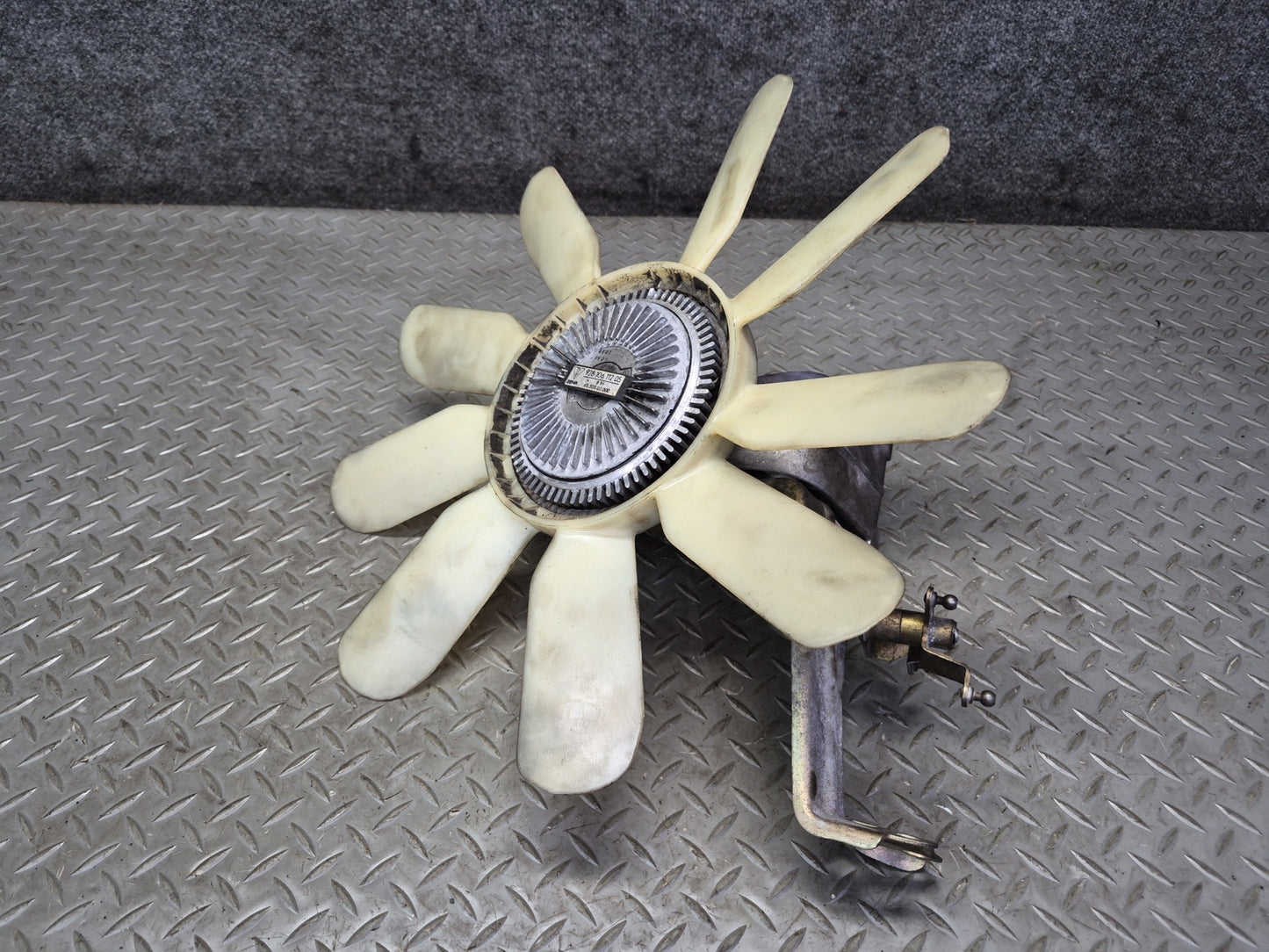 1985-1986 Porsche 928 S 5.0L V8 Engine Motor Radiator Fan Clutch Assembly