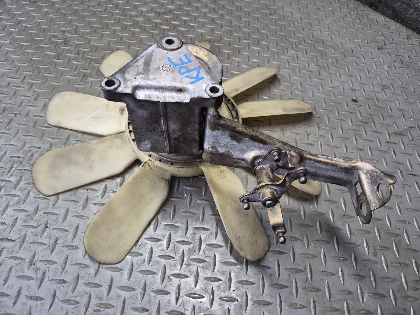 1985-1986 Porsche 928 S 5.0L V8 Engine Motor Radiator Fan Clutch Assembly