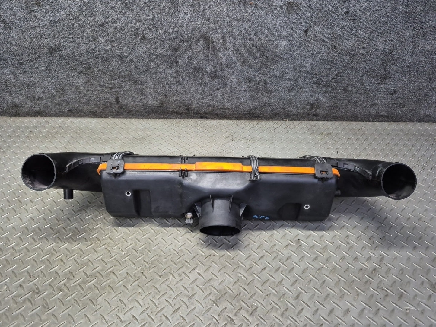 1985-1986 Porsche 928 S 5.0L V8 Intake Air Filter Cleaner Housing Box Assembly