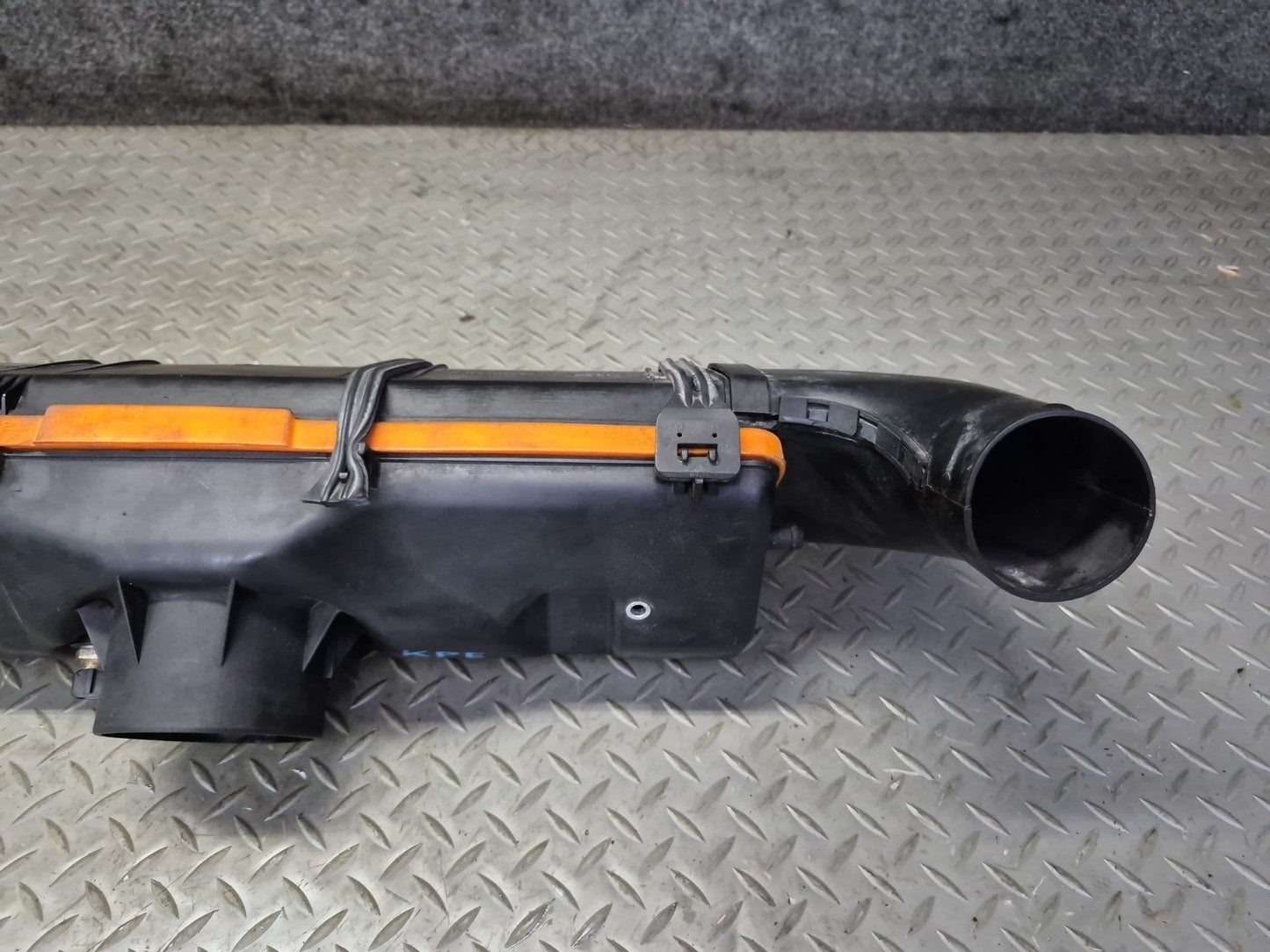1985-1986 Porsche 928 S 5.0L V8 Intake Air Filter Cleaner Housing Box Assembly