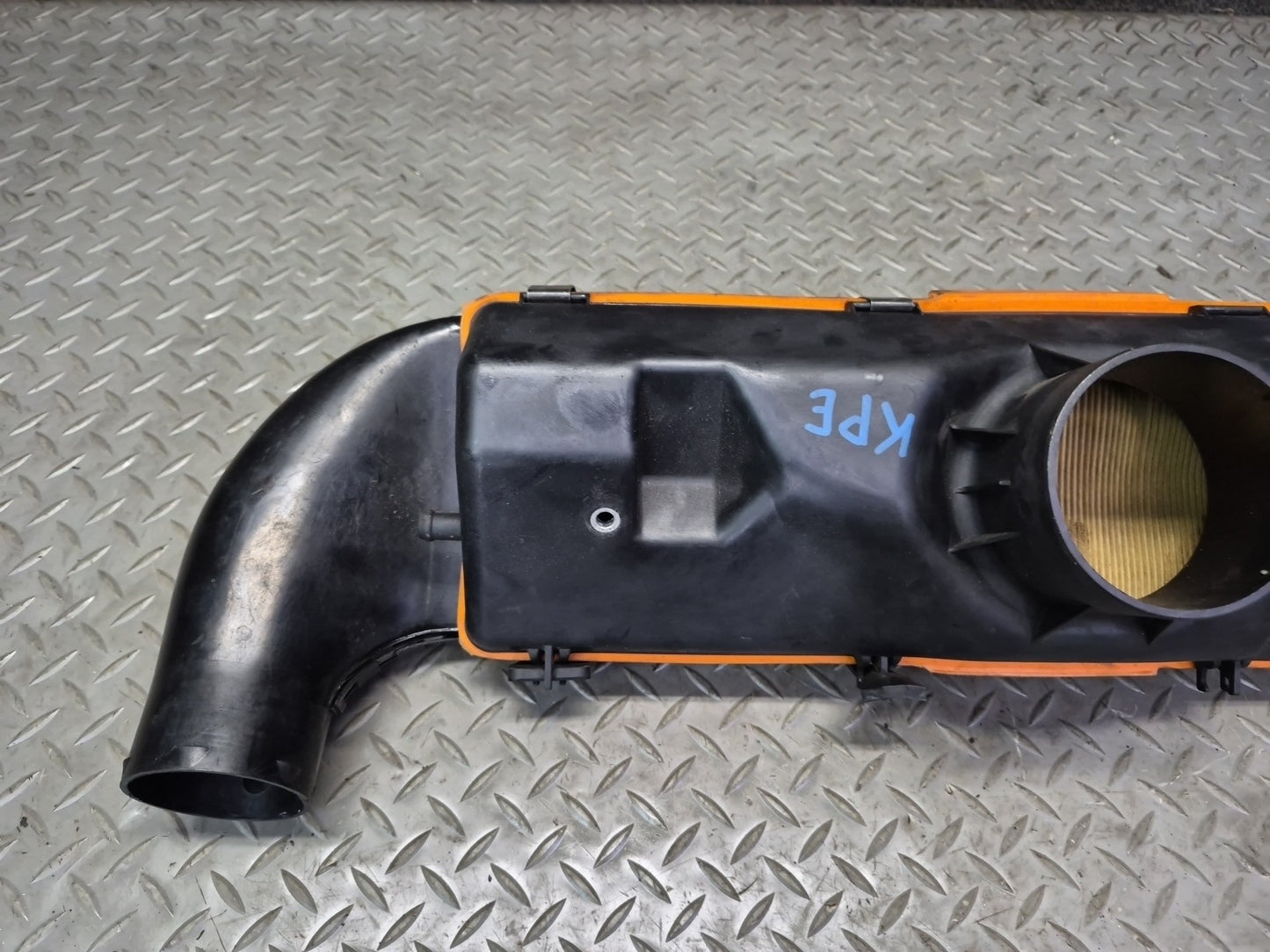 1985-1986 Porsche 928 S 5.0L V8 Intake Air Filter Cleaner Housing Box Assembly