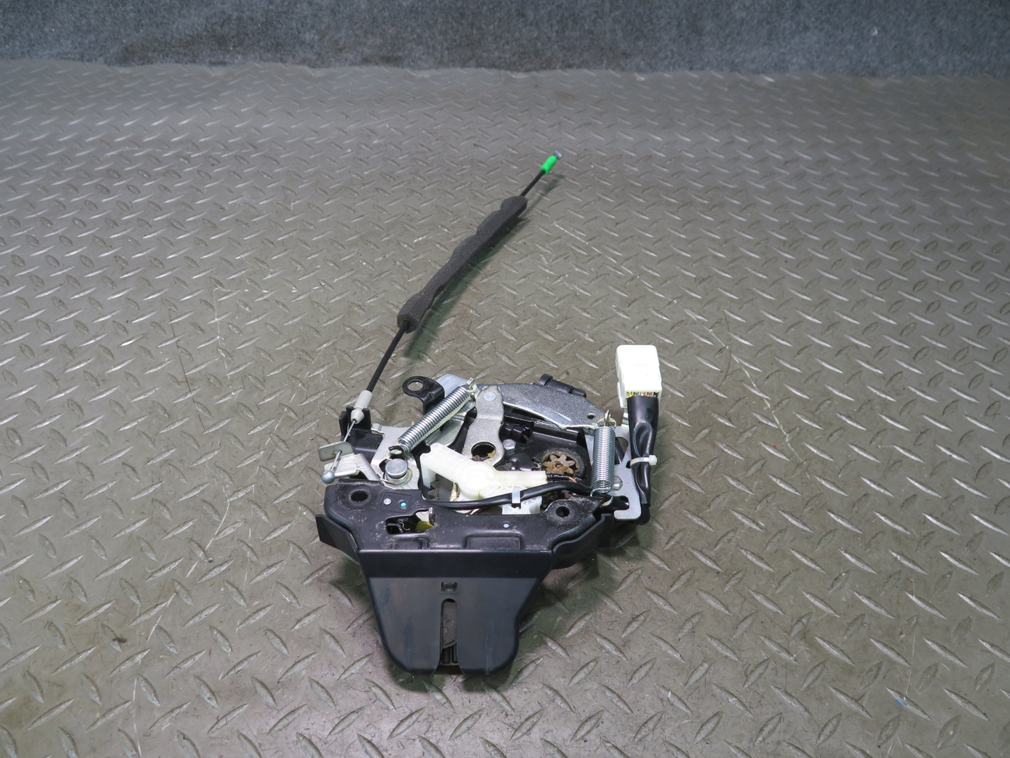 08-12 Lexus UVF46L LS600h Rear Trunk Lid Lock Latch Actuator Power Motor OEM