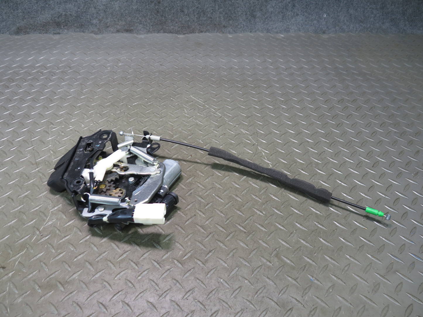 08-12 Lexus UVF46L LS600h Rear Trunk Lid Lock Latch Actuator Power Motor OEM